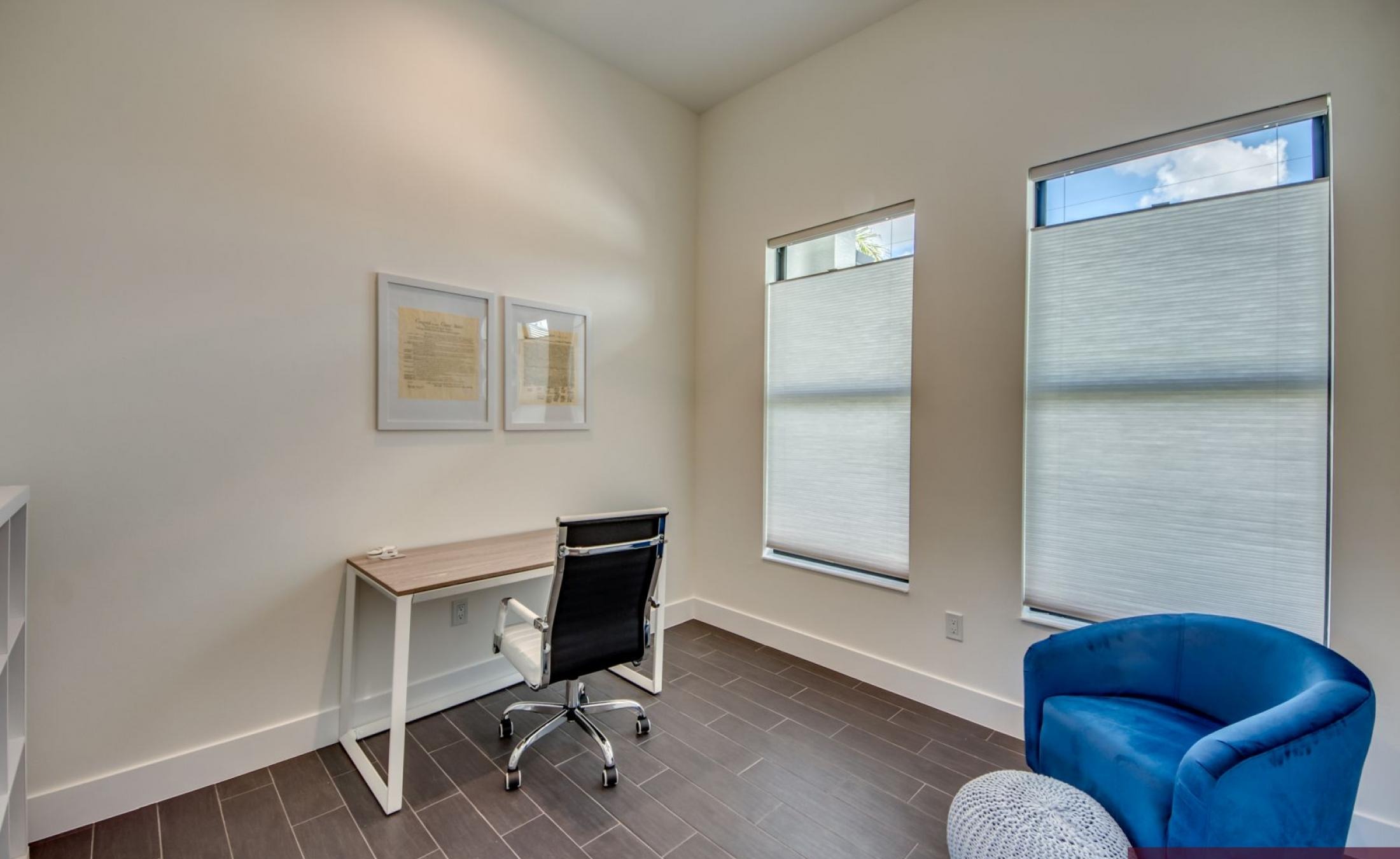 Sonniges Pooldeck mit beheiztem Pool und Spa direkt am Kanal.