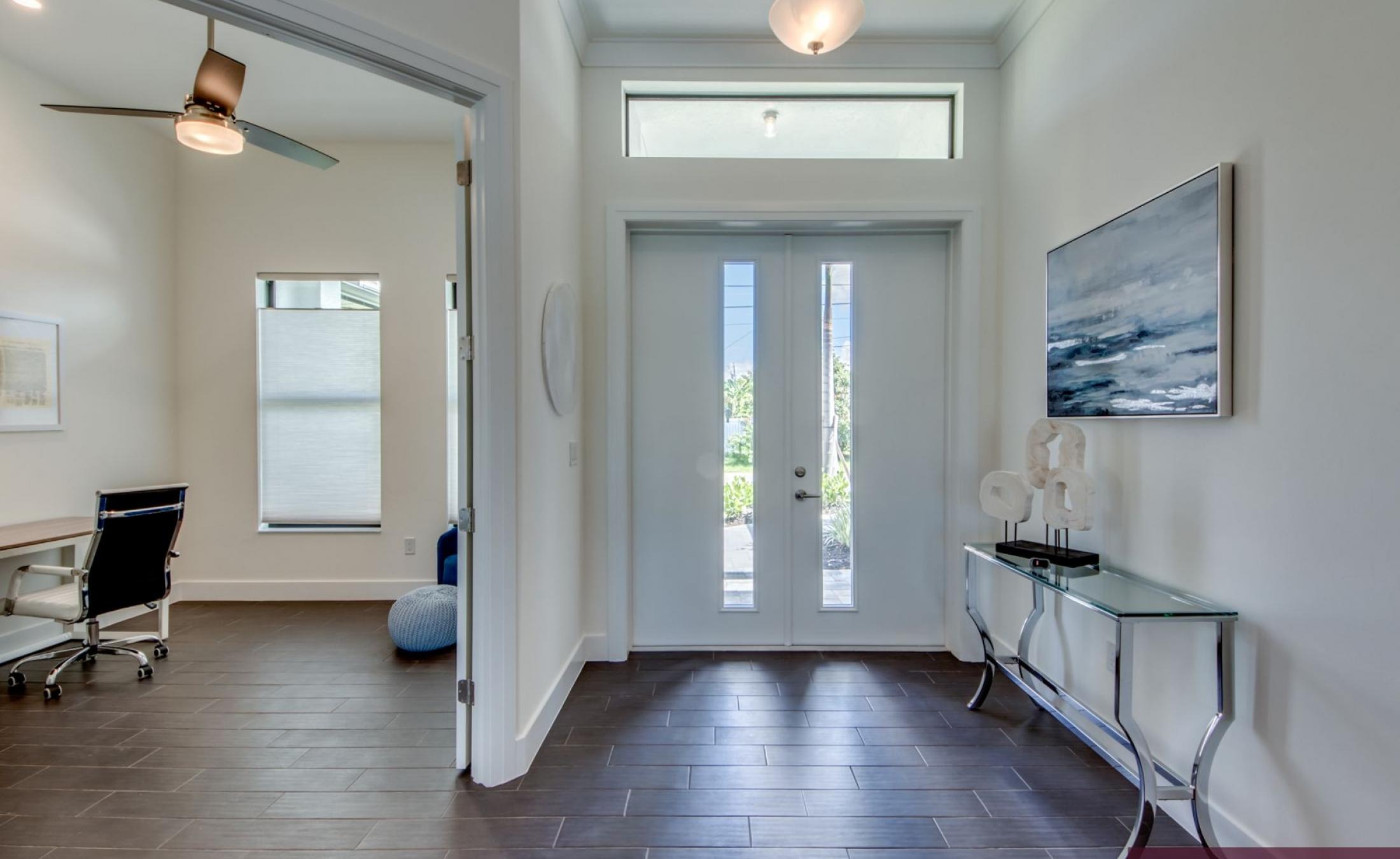 Sonniges Pooldeck mit Pool und Spa am Kanal.