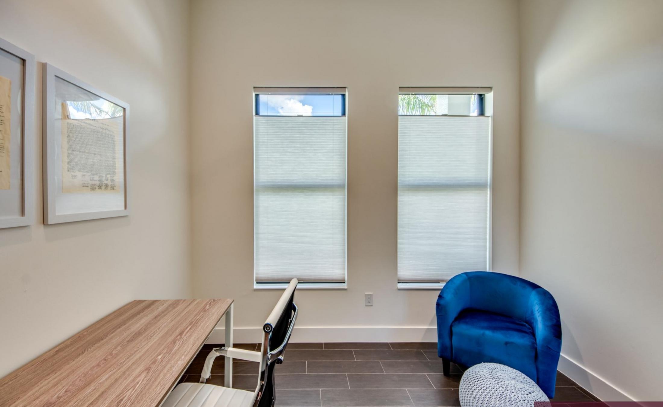 Sonniges Pooldeck mit Pool und Spa am Kanal.