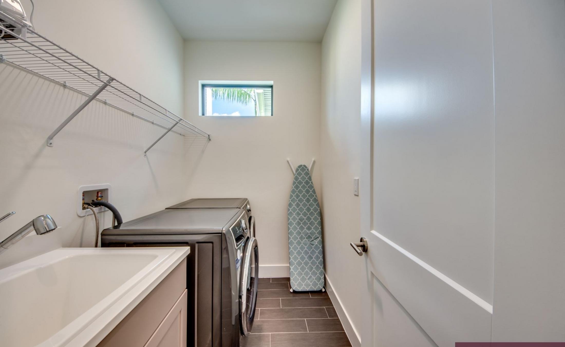 Sonniges Pooldeck mit Pool und Spa am Kanal (Südlage).