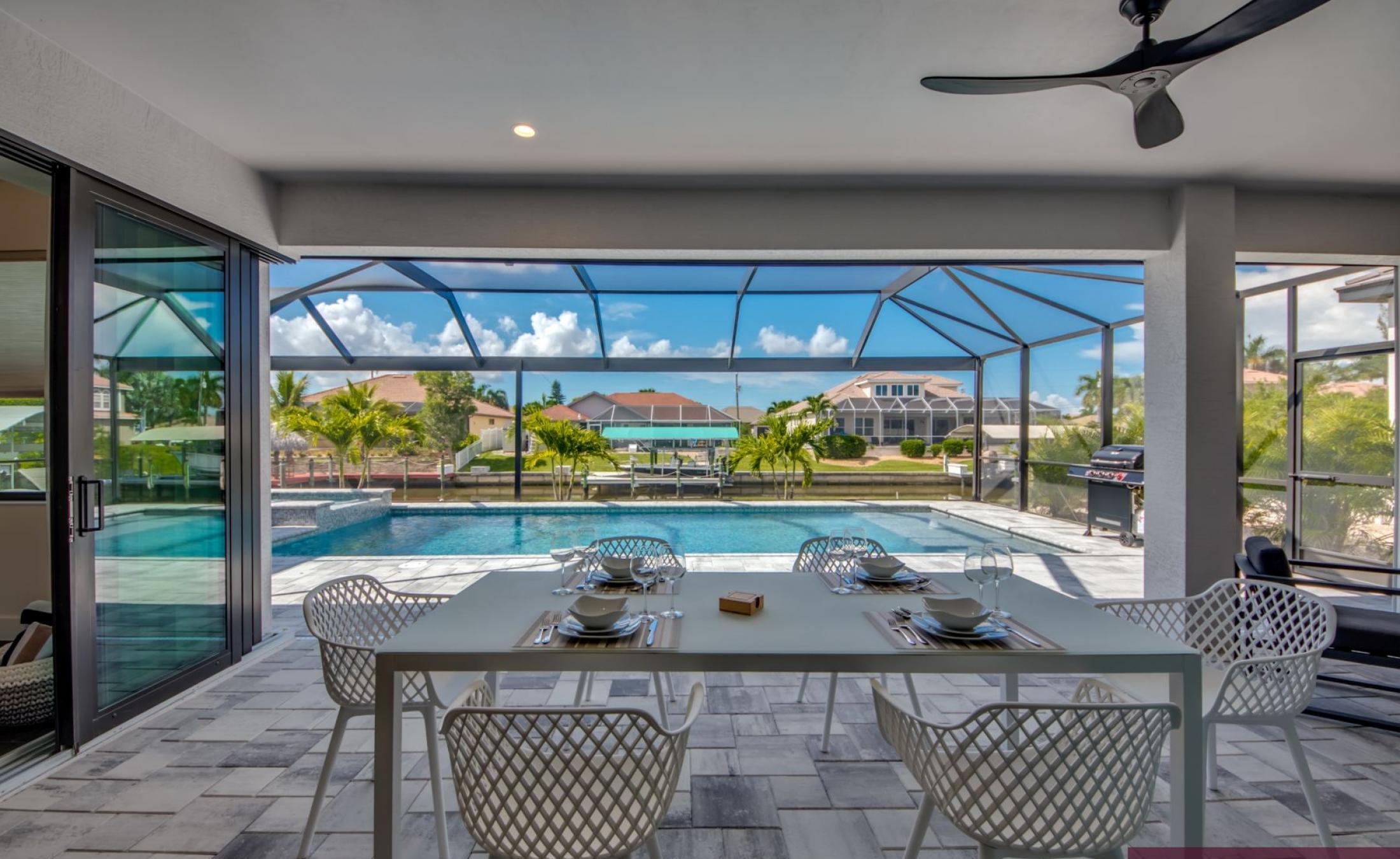 Sonniges Pooldeck mit Pool und Spa am Kanal (Südlage).