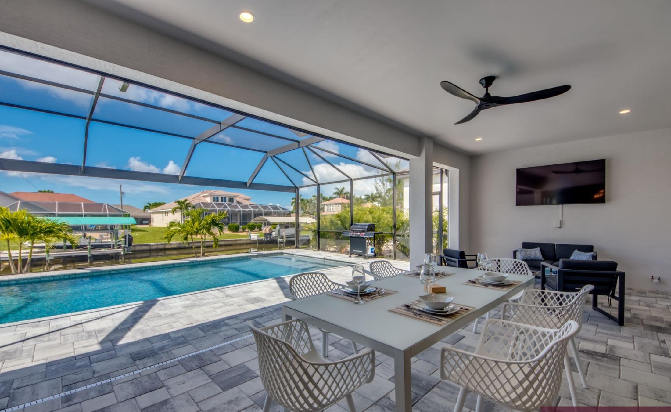 Sonniges Pooldeck mit Pool und Spa direkt am Kanal.