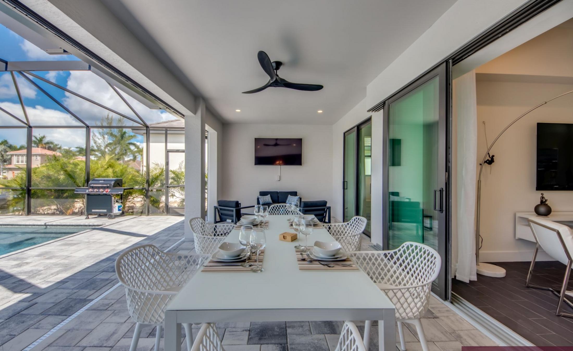 Sonniges Pooldeck mit Pool und Spa am Kanal mit Bootszugang.