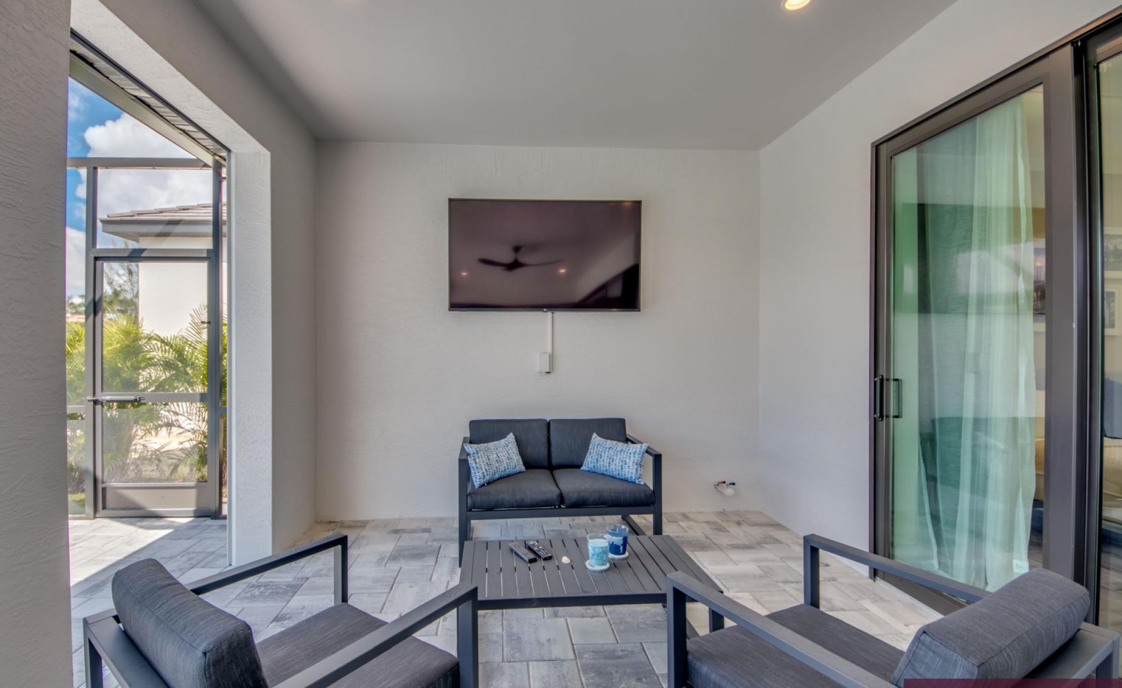 Sonniges Pooldeck mit elektrischem Pool und Spa am Kanal.