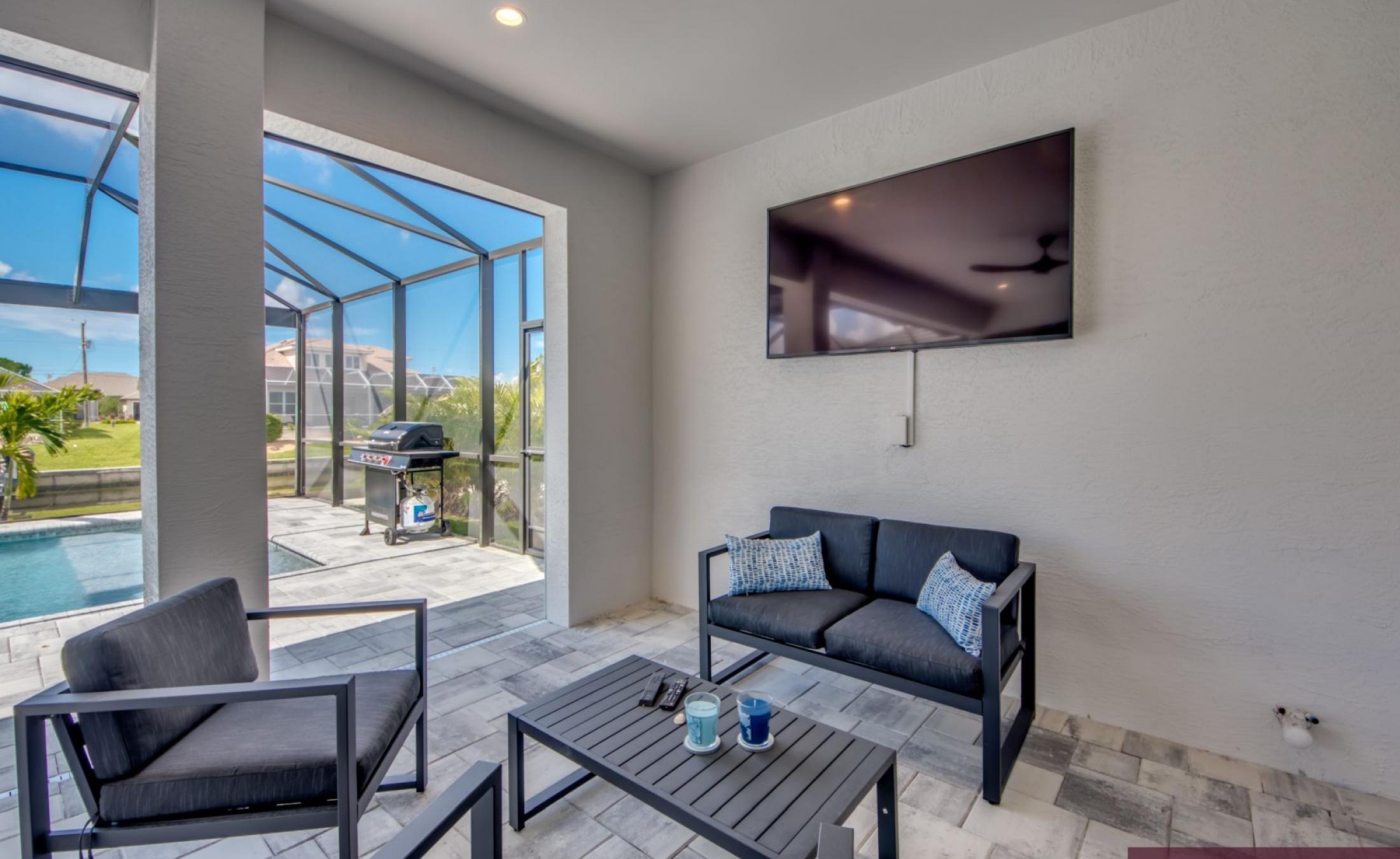 Sonniges Pooldeck mit elektrischem Pool und Spa am Kanal (Südlage, Gulf Access).