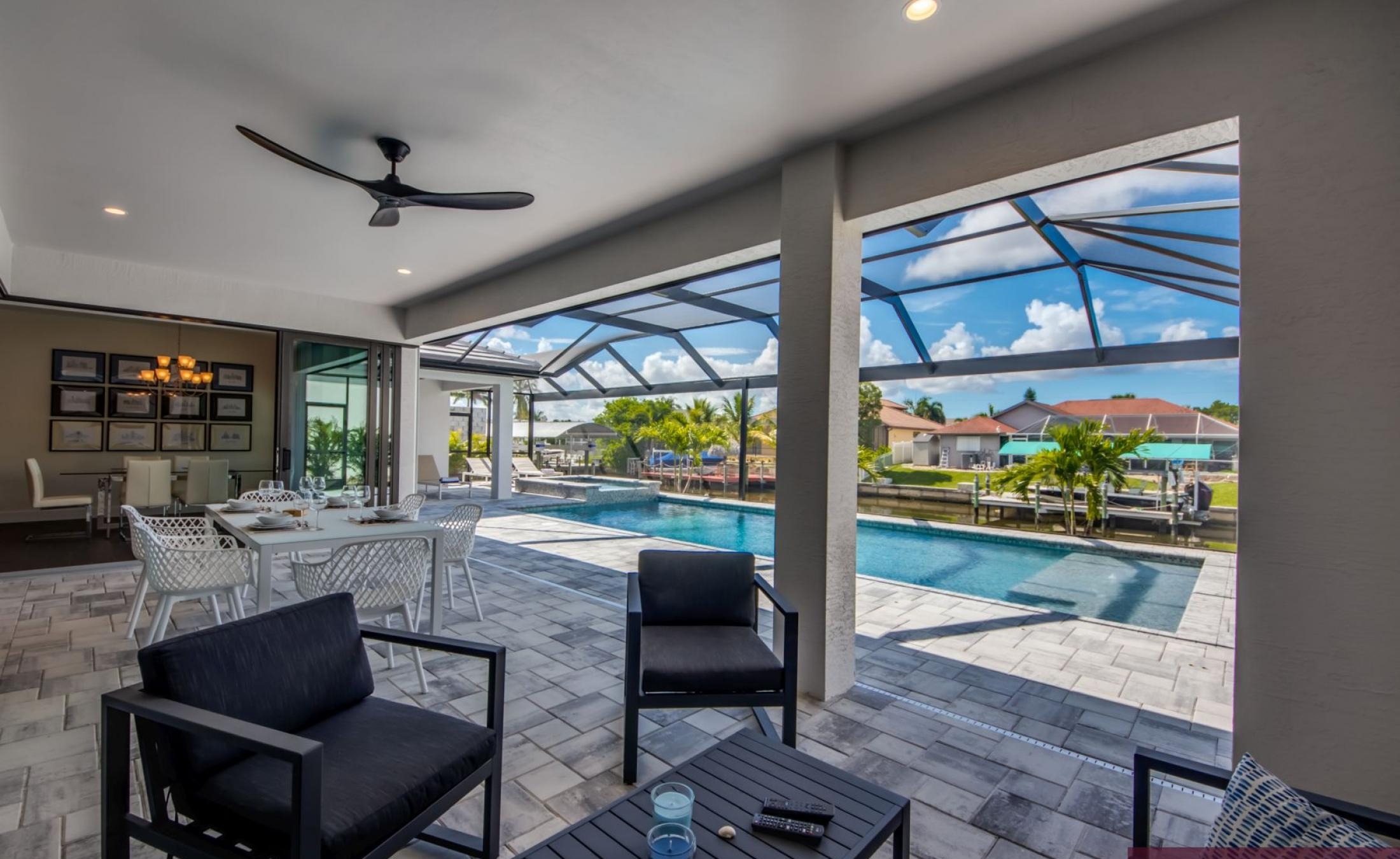 Sonniges Pooldeck mit elektrischem Pool und Spa am Kanal.