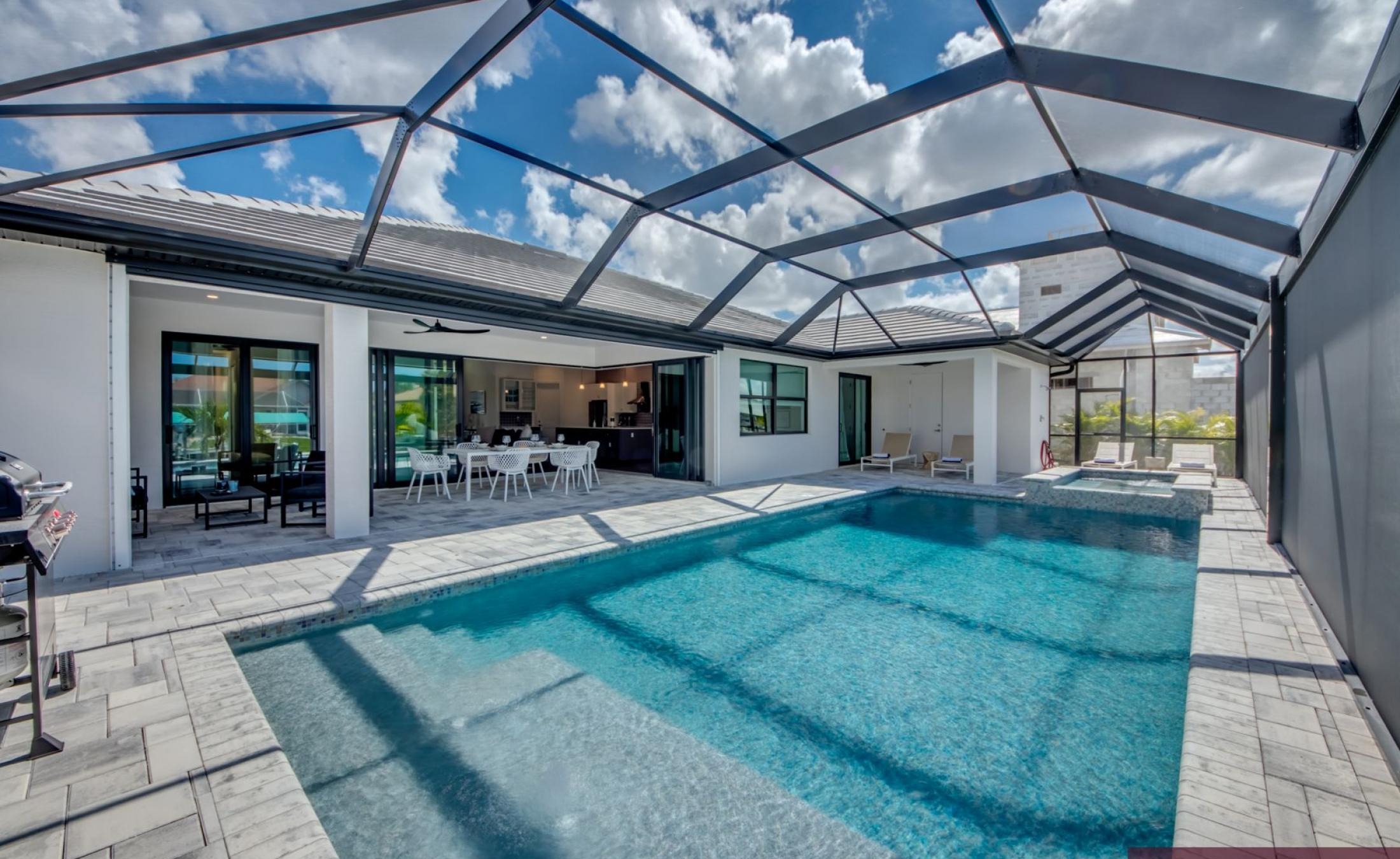 Sonniges Pooldeck in Südlage mit Pool und Spa am Kanal.