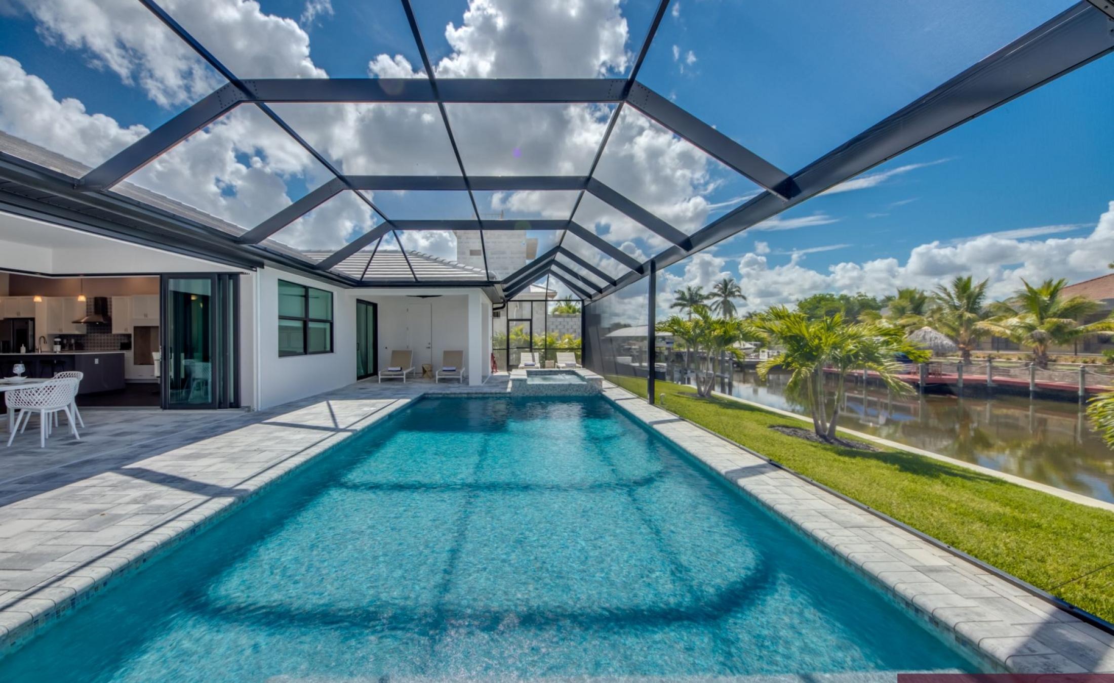 Sonniges Pooldeck in Südlage mit Pool und Spa am Kanal.