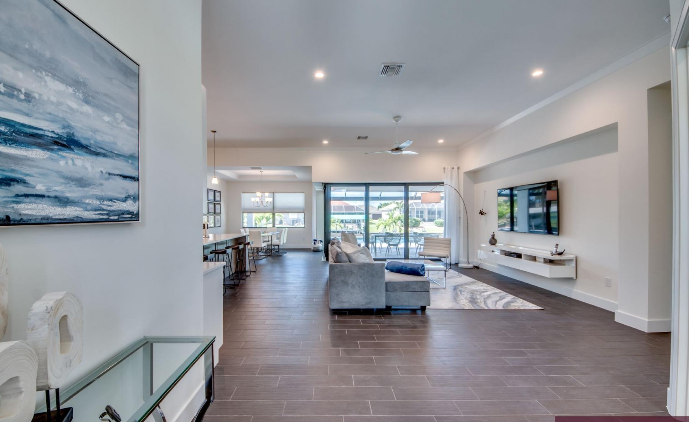 Sonniges Pooldeck mit Pool und Spa direkt am Kanal