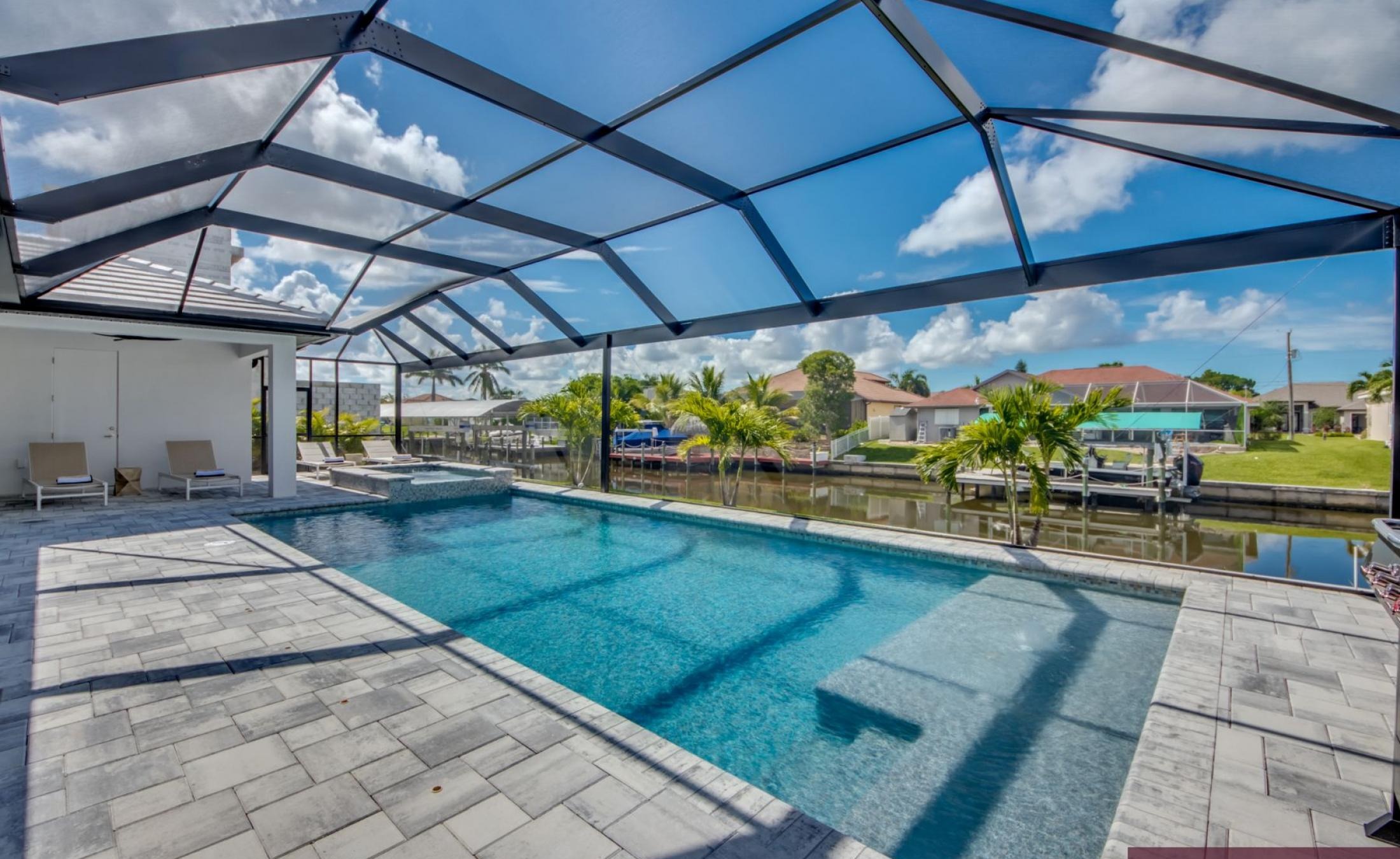 Sonniges Pooldeck mit Pool und Spa am Kanal (Südlage, Bootszugang).