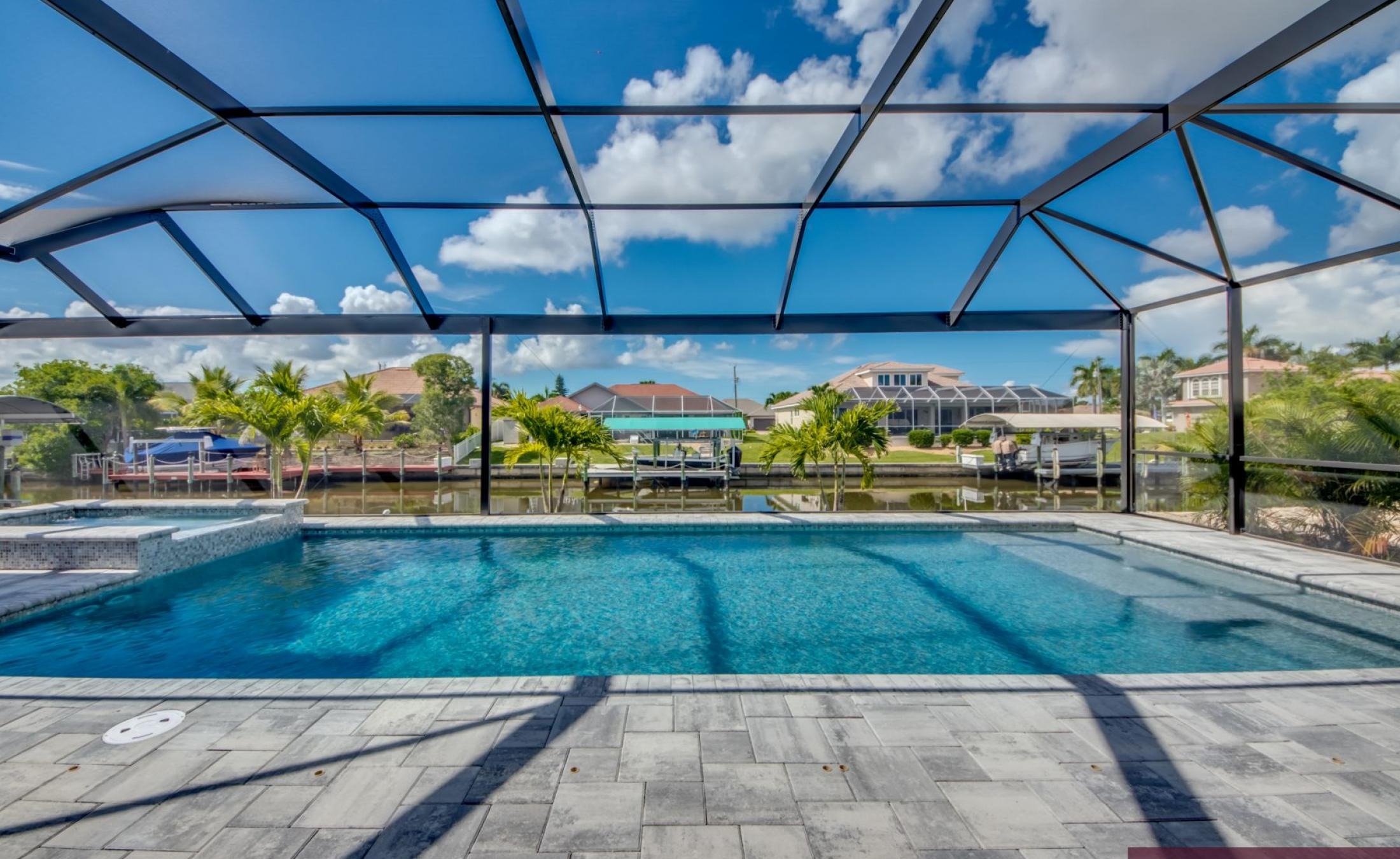 Sonniges Pooldeck mit Pool und Spa am Kanal.