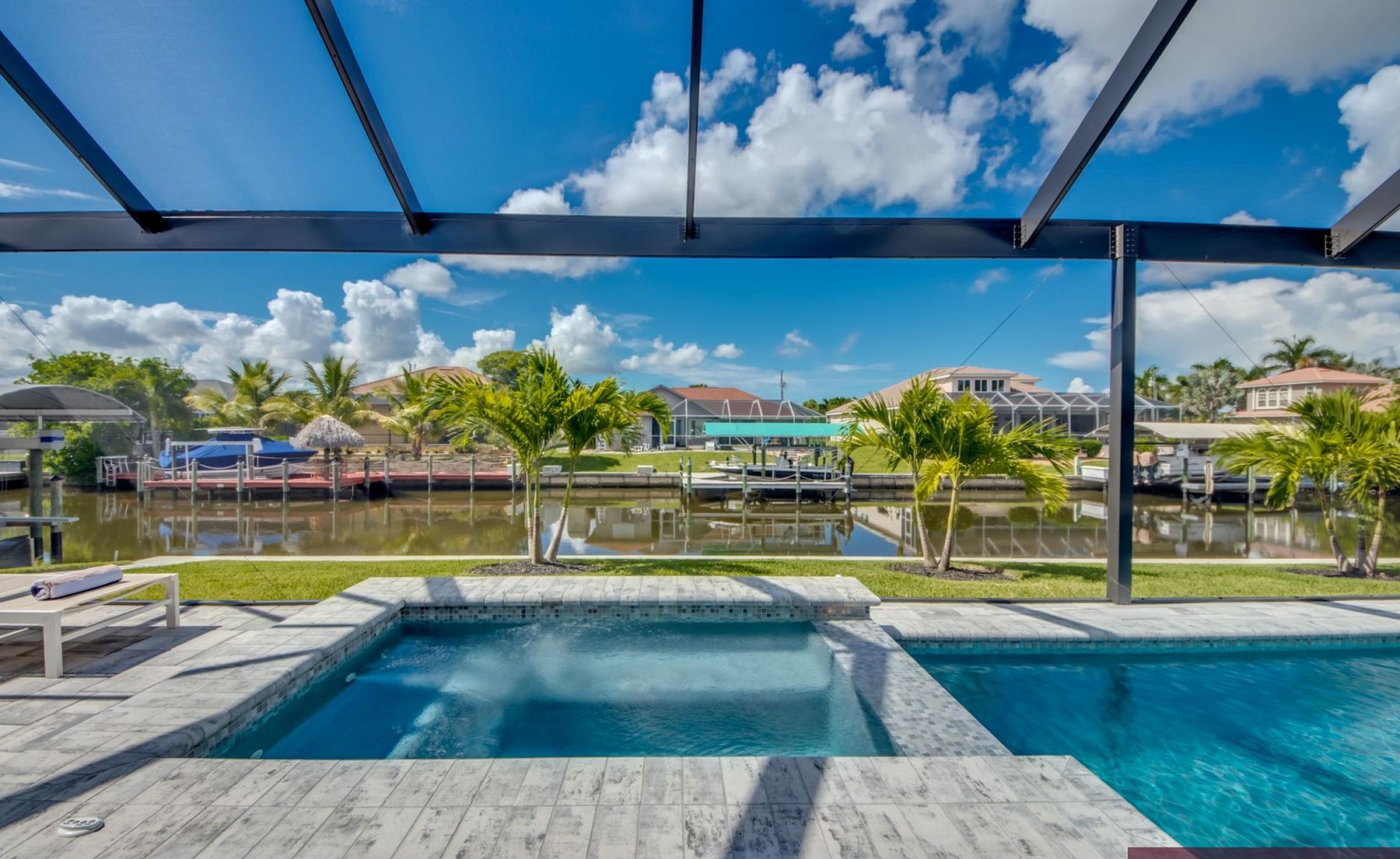 Sonniges Pooldeck mit Pool und Spa am Kanal in Cape Coral.