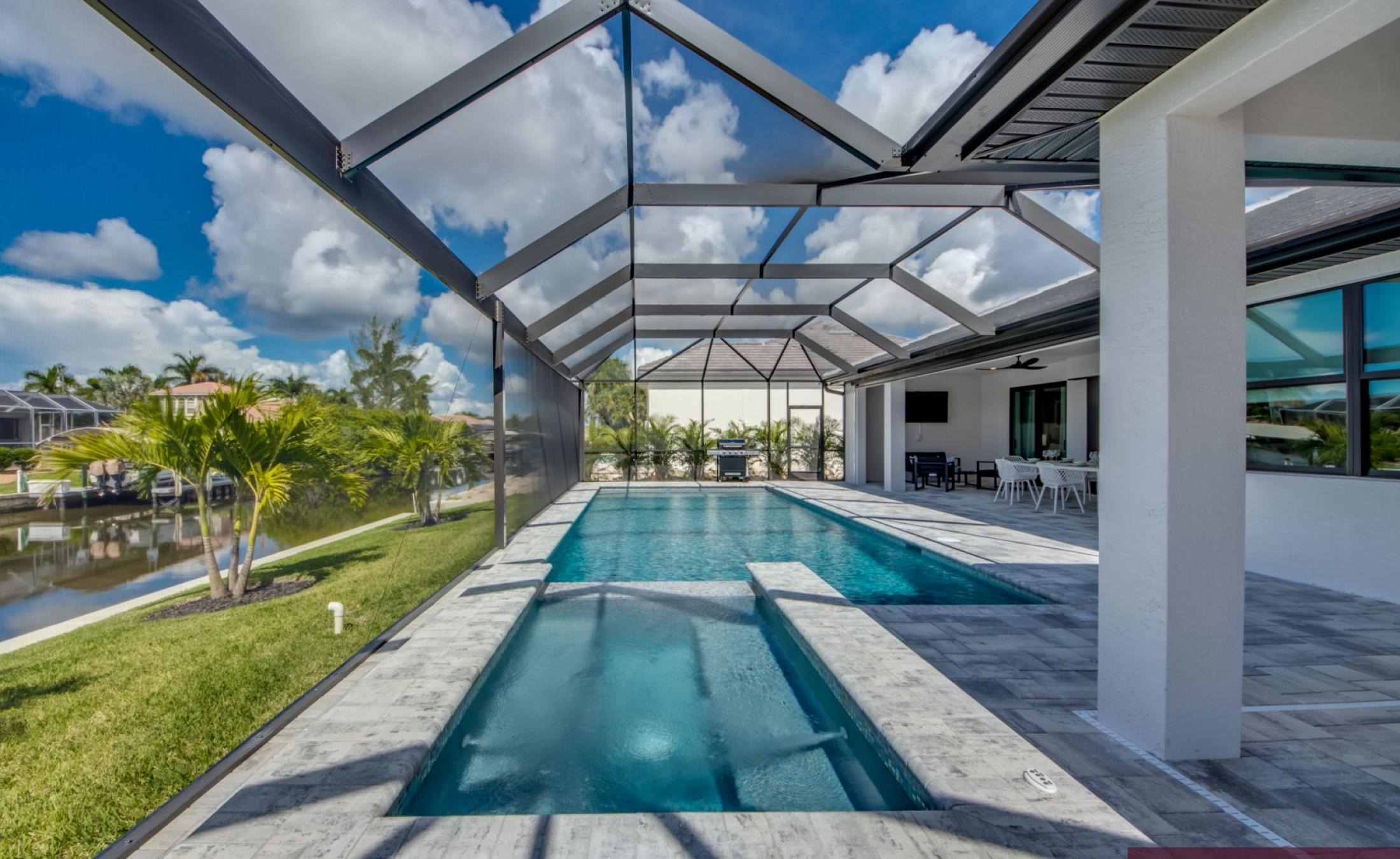 Sonniges Pooldeck mit Pool und Spa am Kanal (Südlage, Bootszugang).