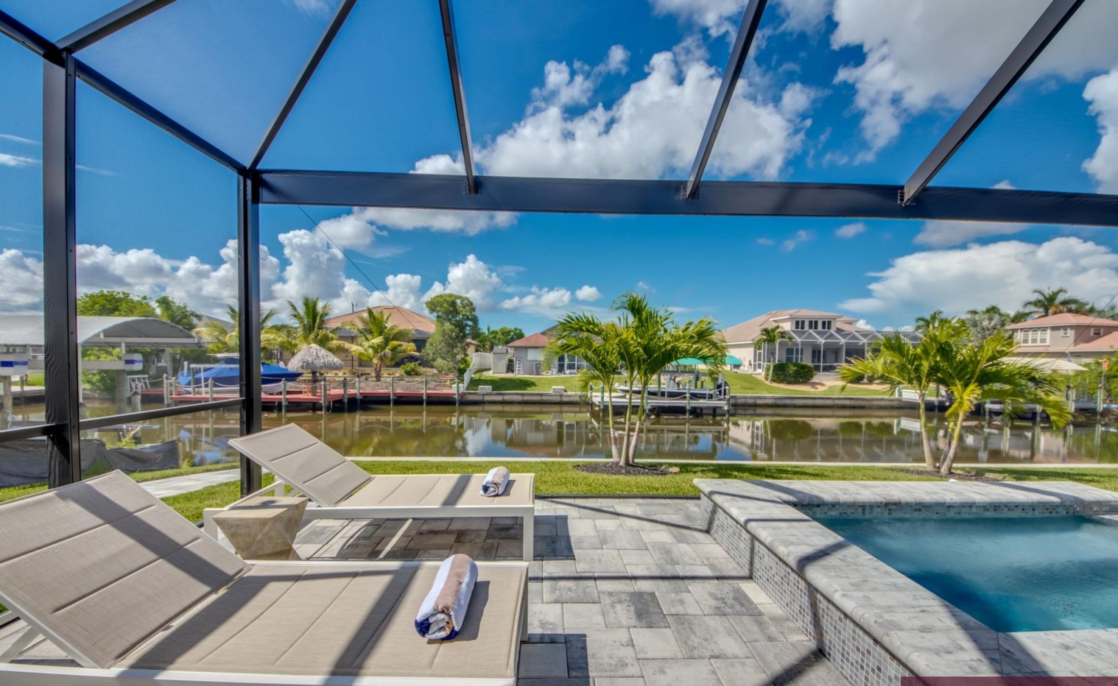 Sonniges Pooldeck mit elektrischem Pool und Spa am Kanal.