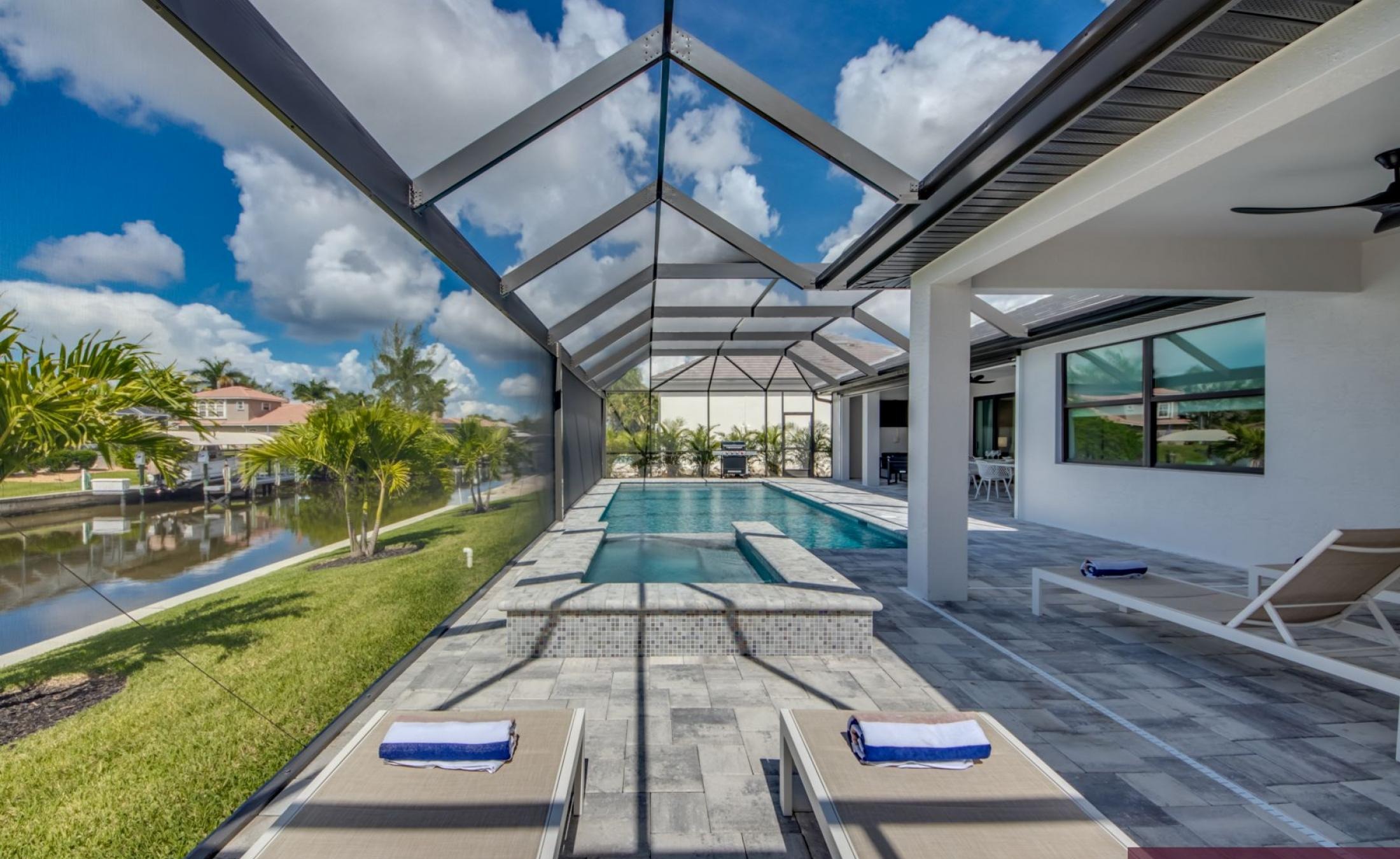 Sonniges Pooldeck mit Pool und Spa direkt am Kanal.