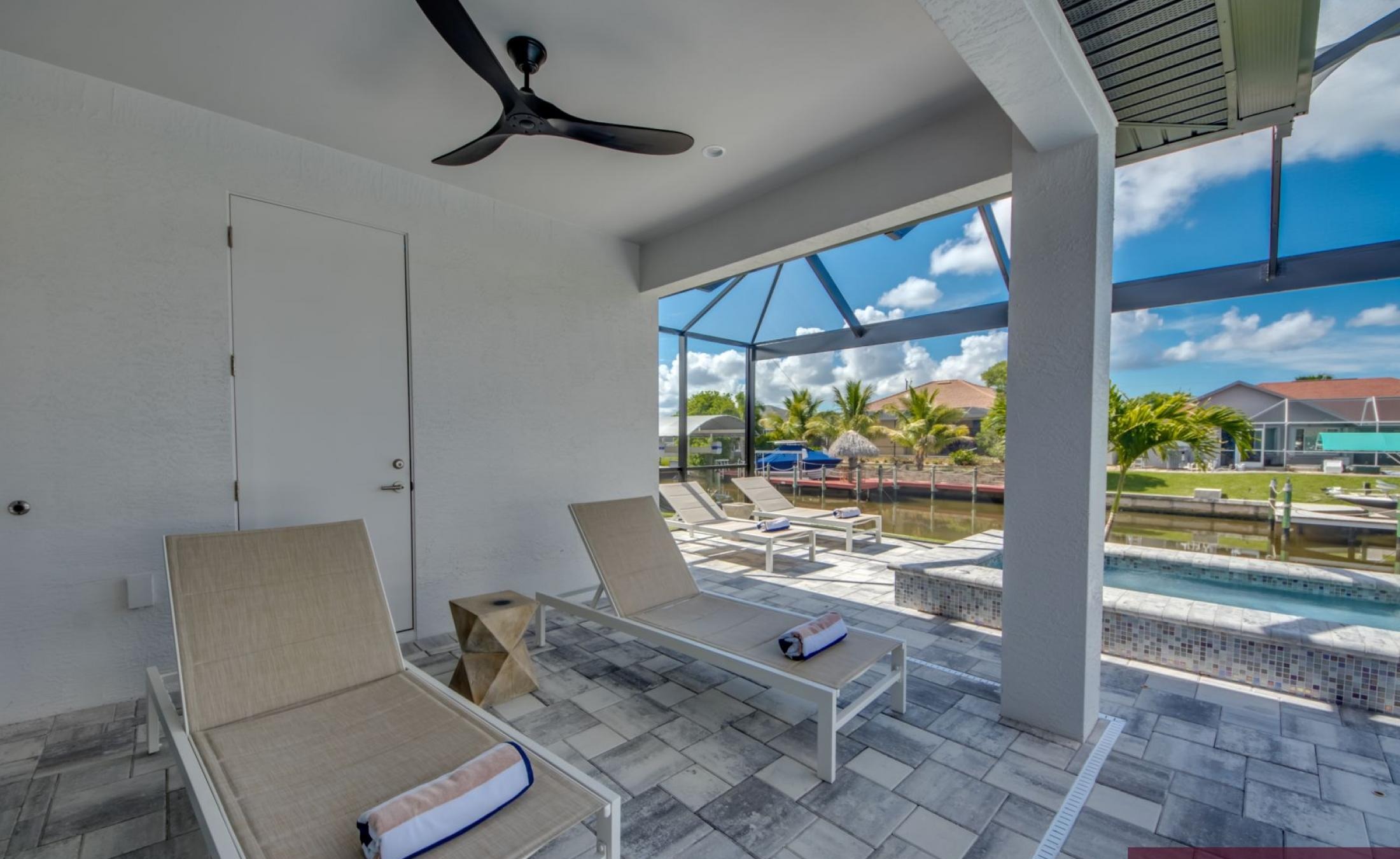 Sonniges Pooldeck mit Pool und Spa am Kanal.