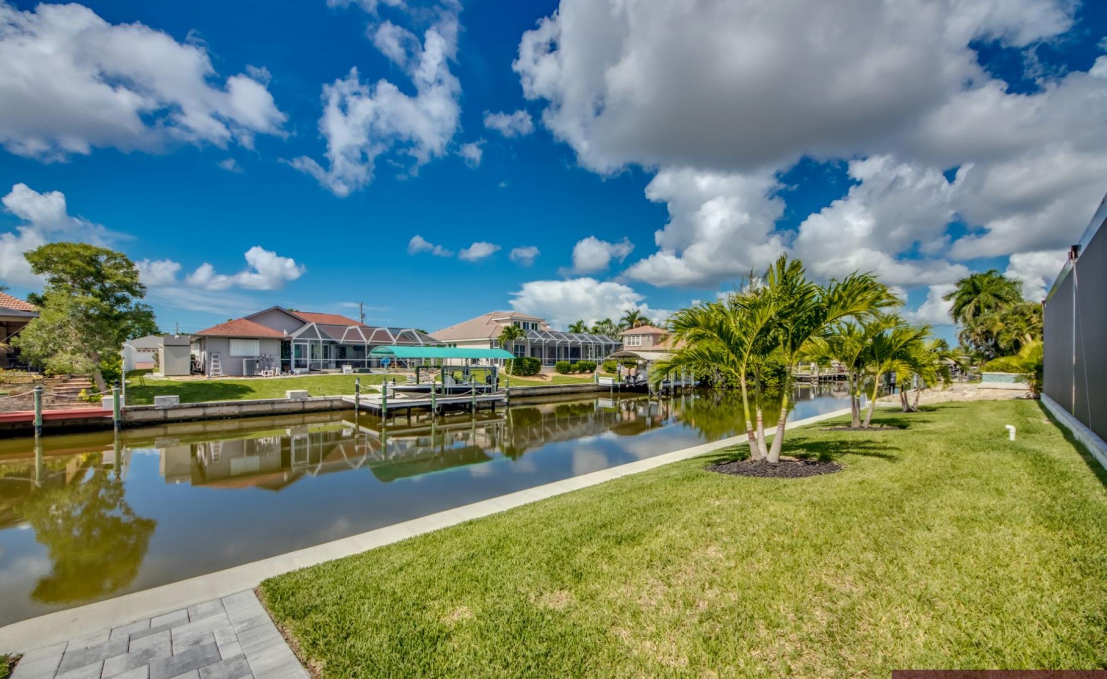 Sonniges Pooldeck in Südlage mit Pool und Spa am Kanal.