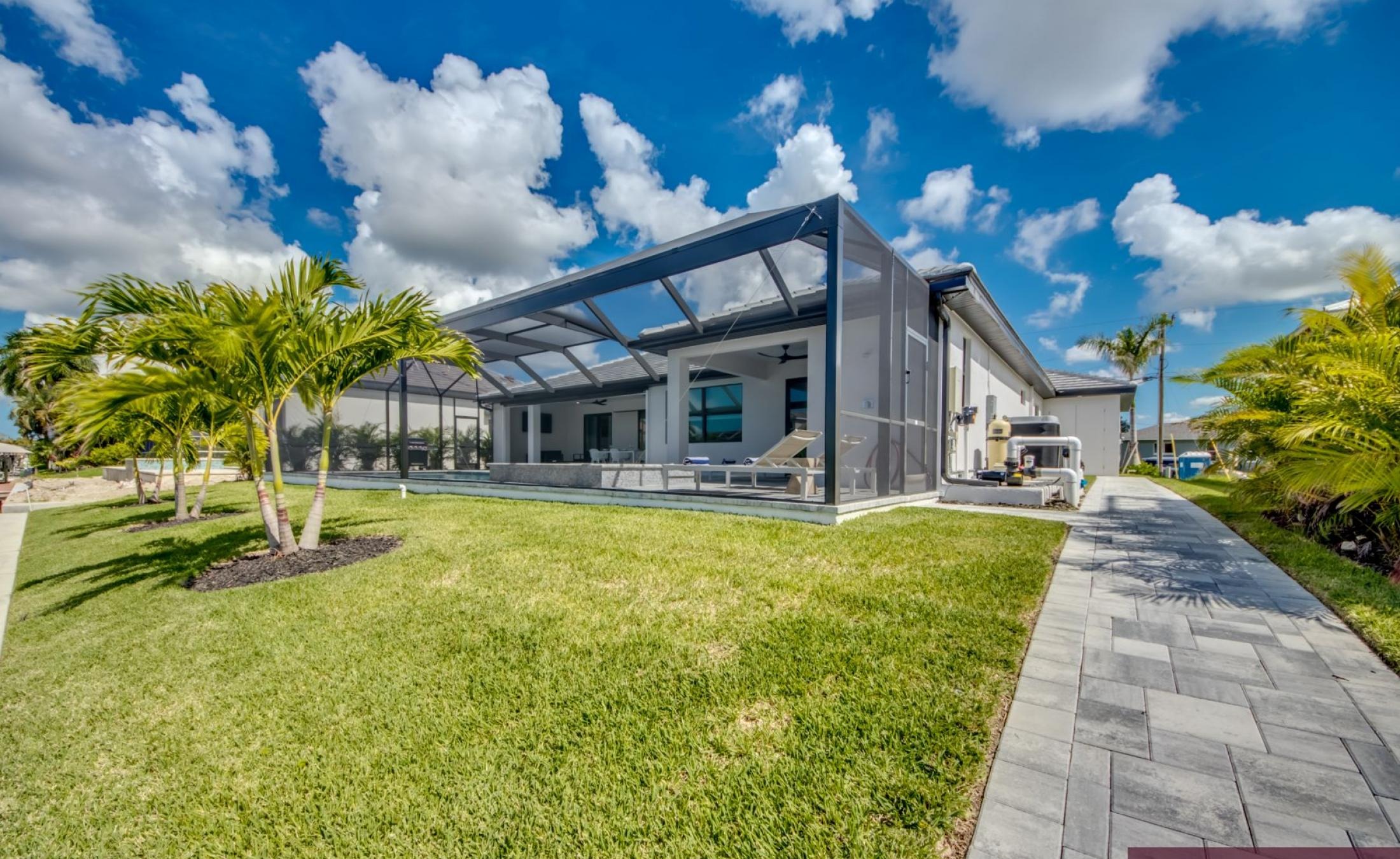 Sonniges Pooldeck mit Pool und Spa am Kanal.