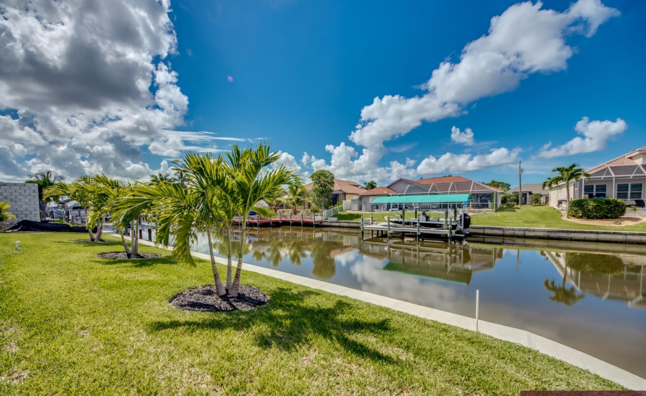 Sonniges Pooldeck mit Pool und Spa am Kanal.