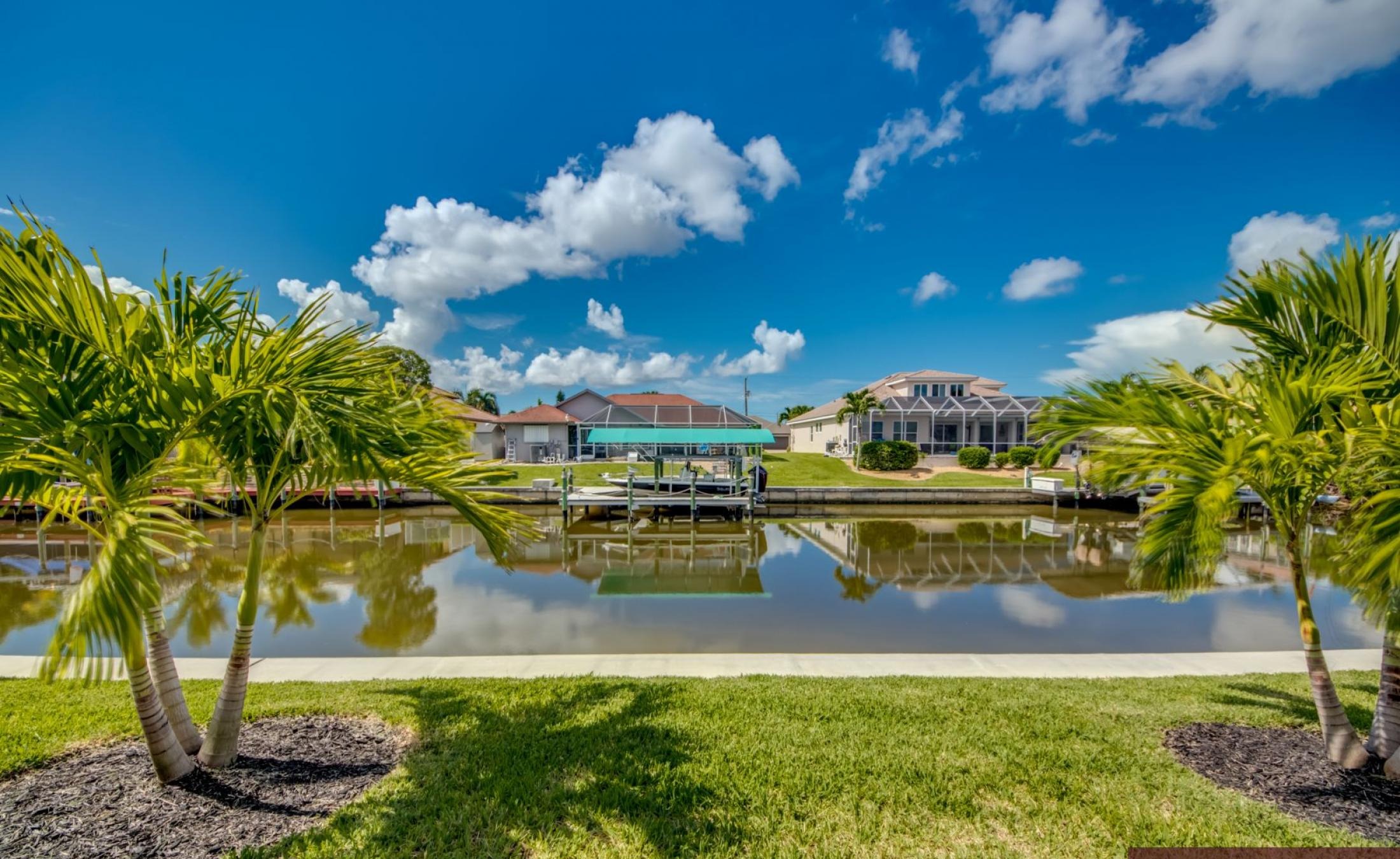 Sonniges Pooldeck mit elektrischem Pool und Spa am Kanal (Gulf Access) in Südlage.
