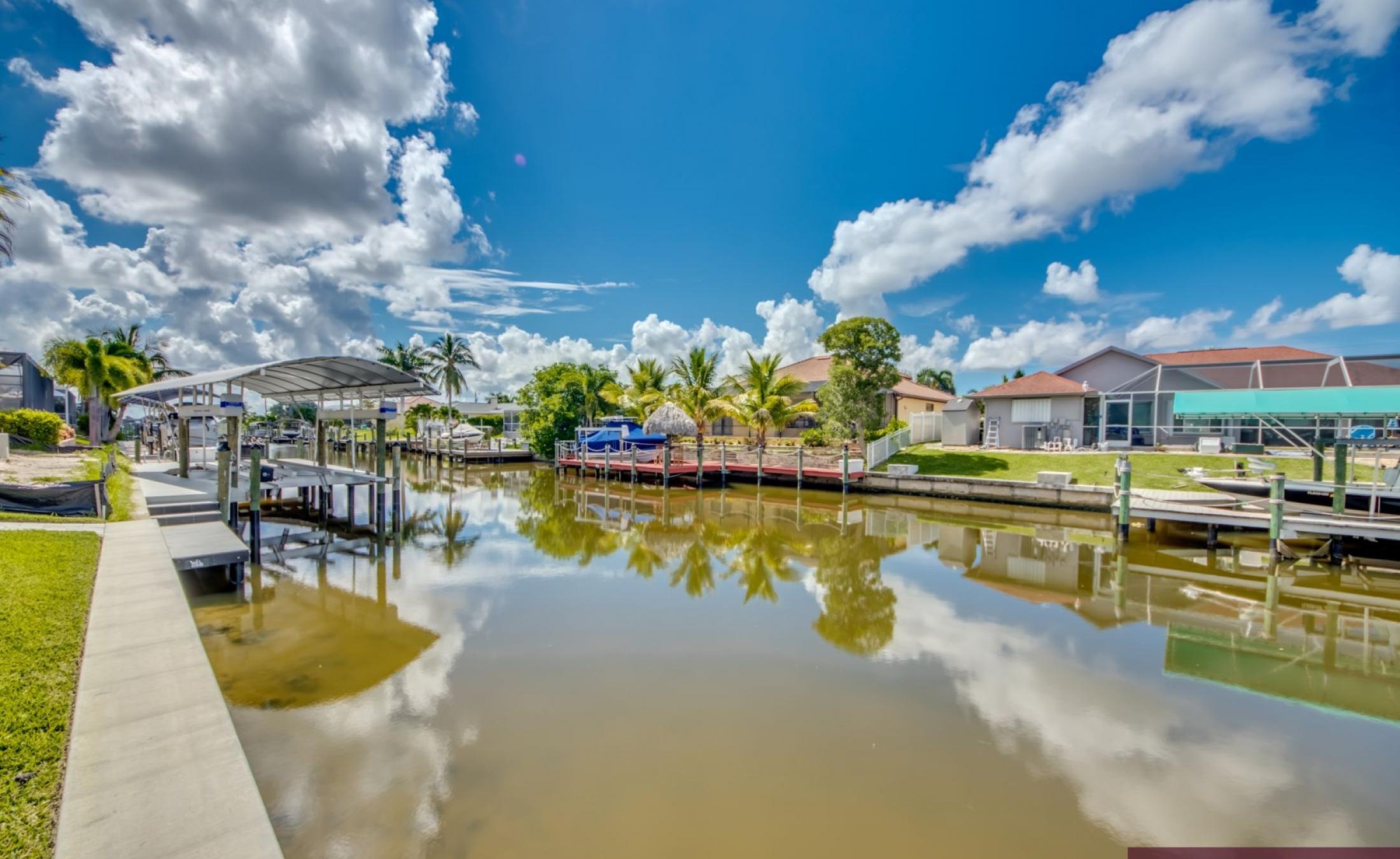 Sonniges Pooldeck mit elektrischem Pool und Spa direkt am Kanal.