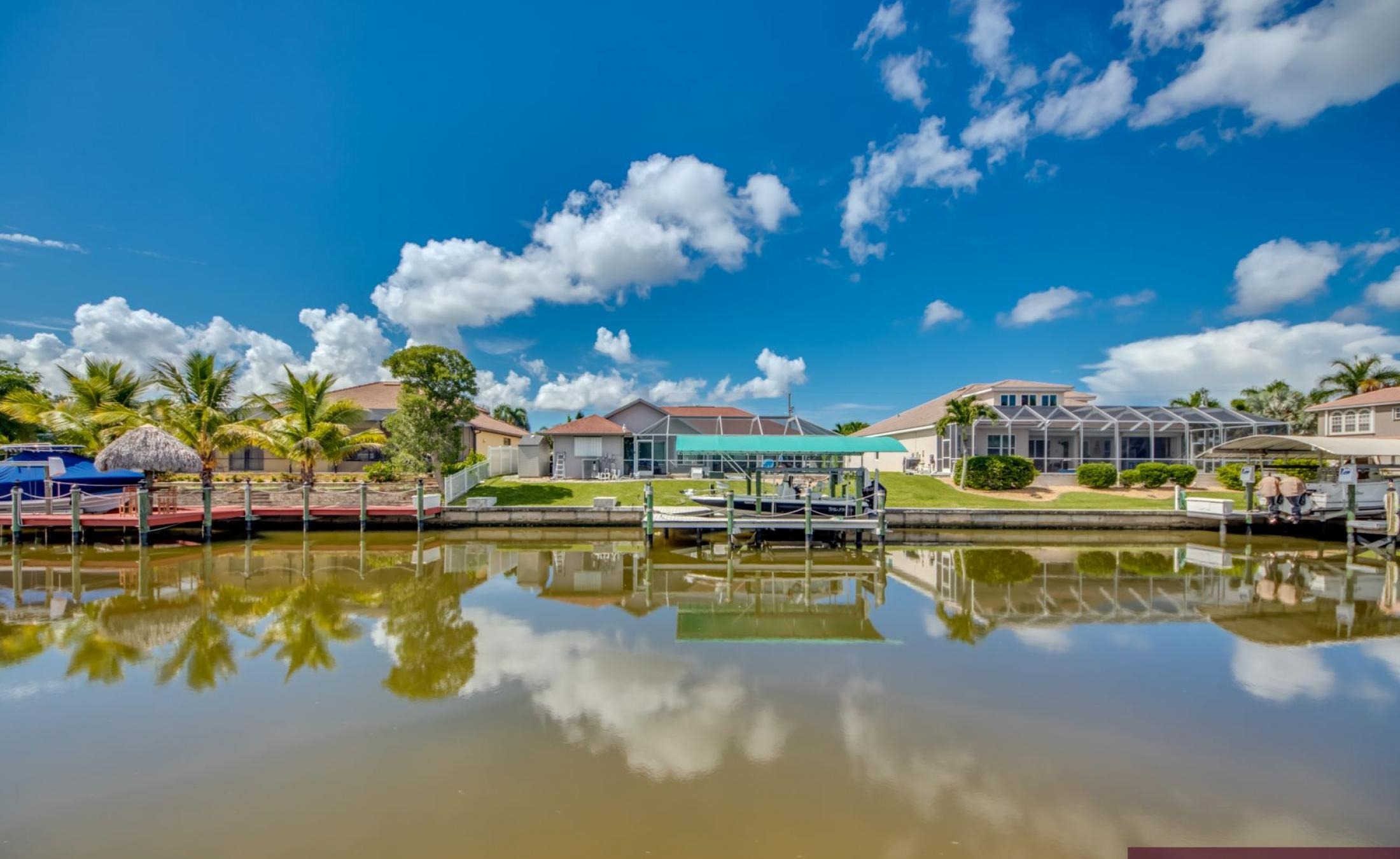 Sonniges Pooldeck mit Pool und Spa am Kanal (Südlage).
