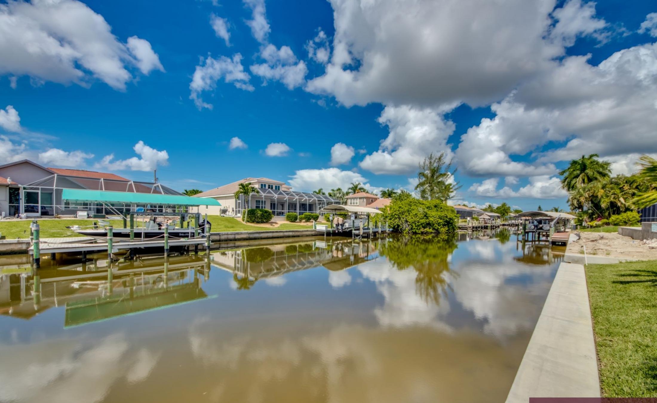 Sonniges Pooldeck mit beheiztem Pool und Spa direkt am Kanal.