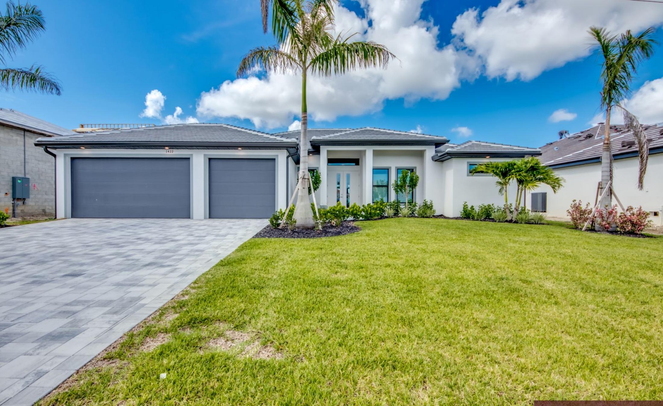 Sonniges Pooldeck mit Pool und Spa am Kanal (Südlage, Bootszugang).