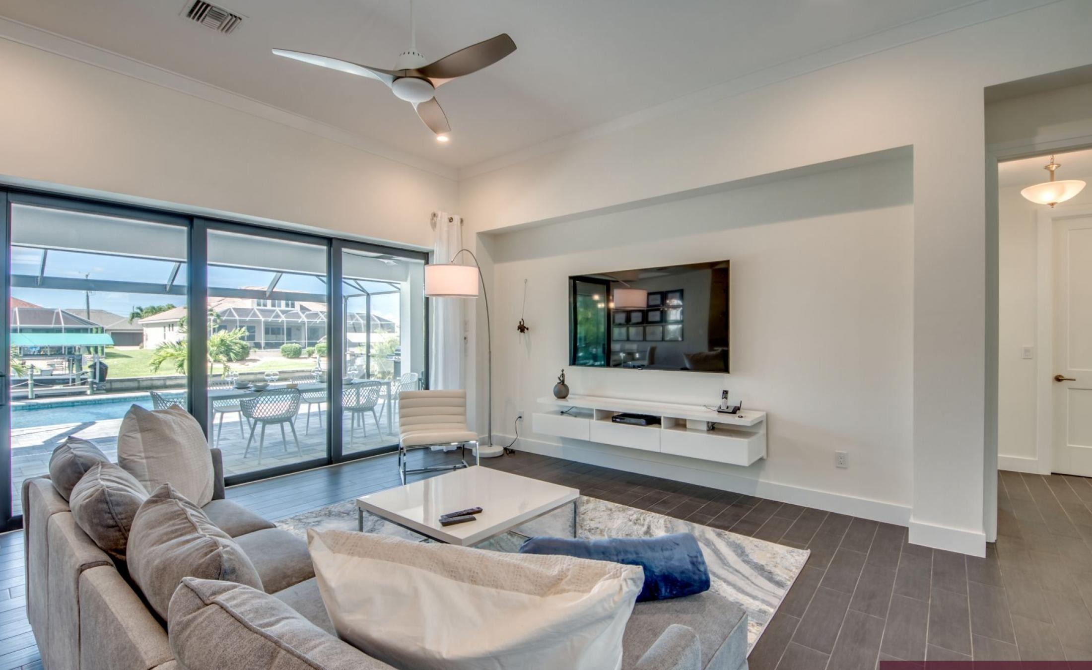 Sonniges Pooldeck in Südlage mit Pool und Spa am Kanal.