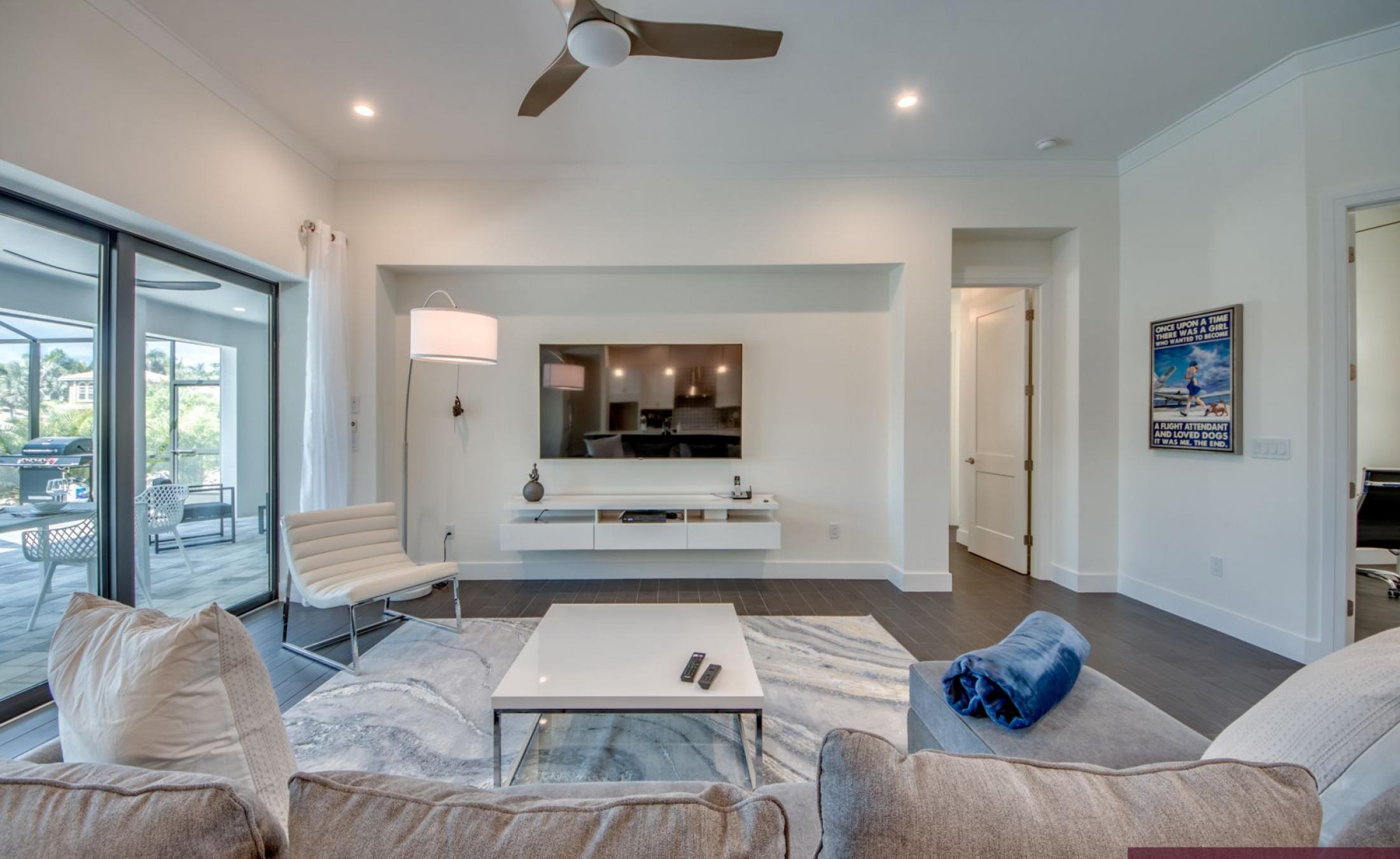 Sonniges Pooldeck in Südlage mit Pool und Spa am Kanal.