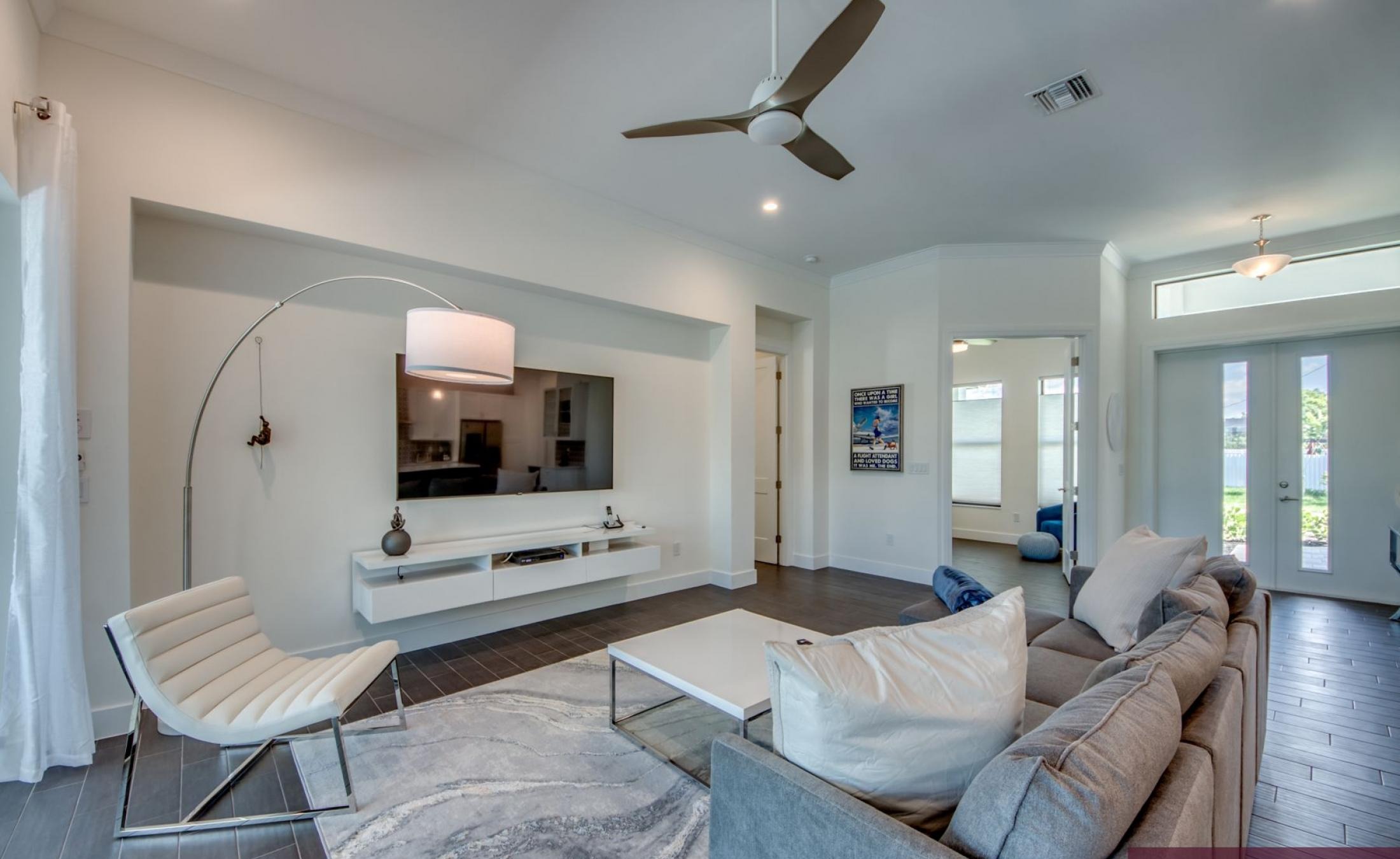 Sonniges Pooldeck mit Pool und Spa am Kanal.