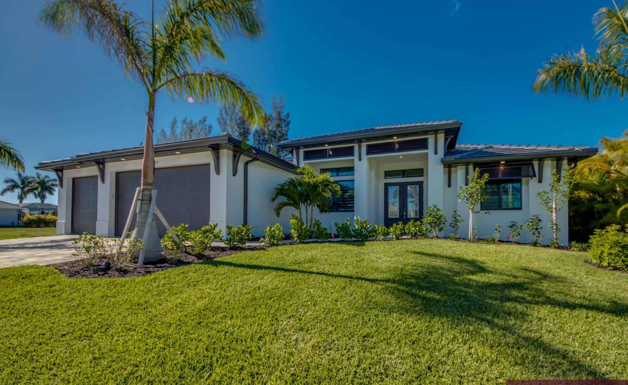 Moderne Villa am Kanal mit Pool, Spa und Bootsdock.