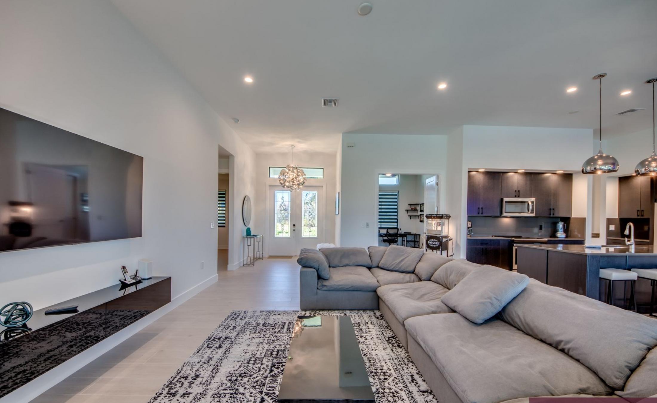 Blick auf den Kanal mit privatem Bootsdock und Bootslift.