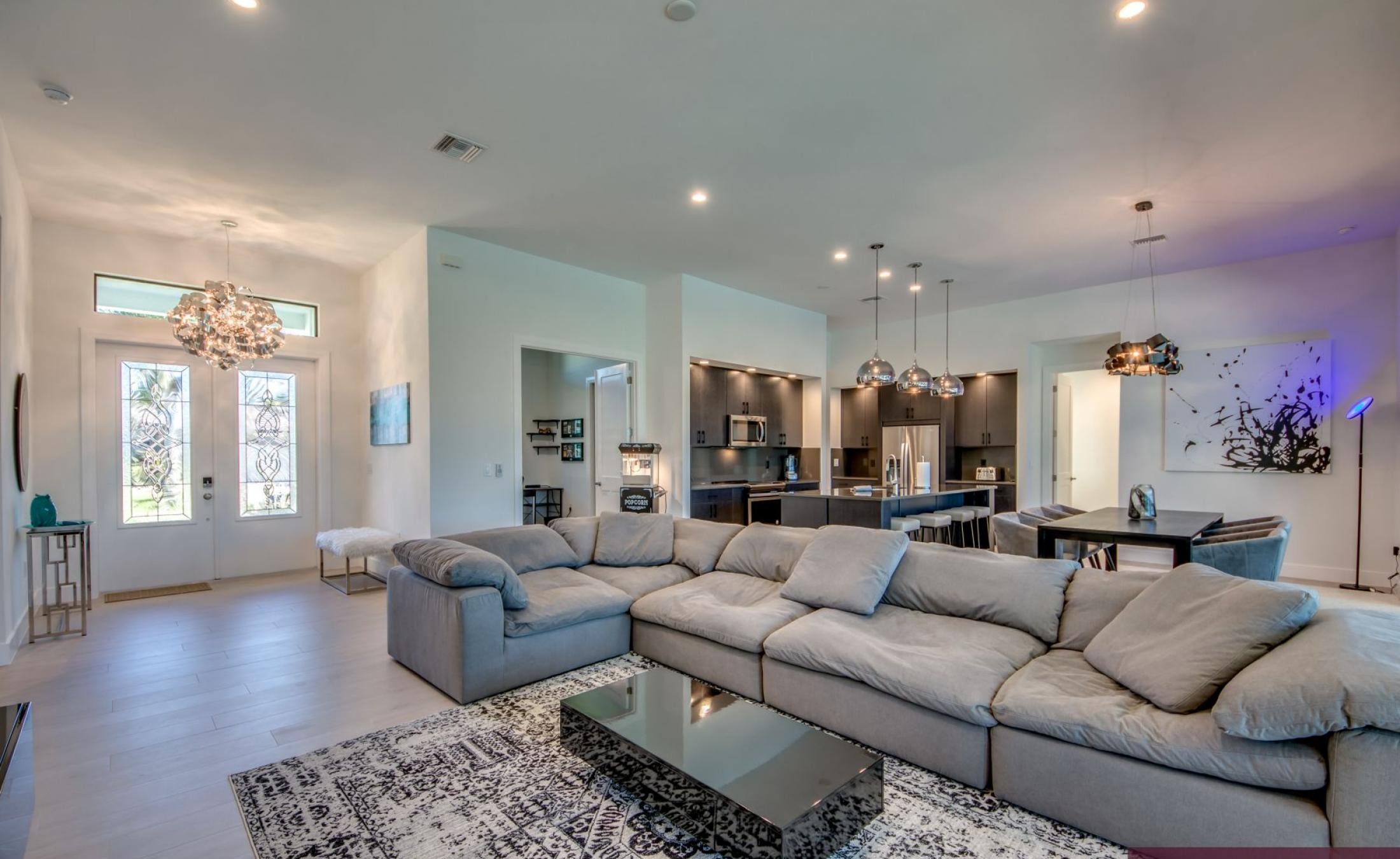 Sonniger Poolbereich mit Blick auf den Kanal und Bootsdock.