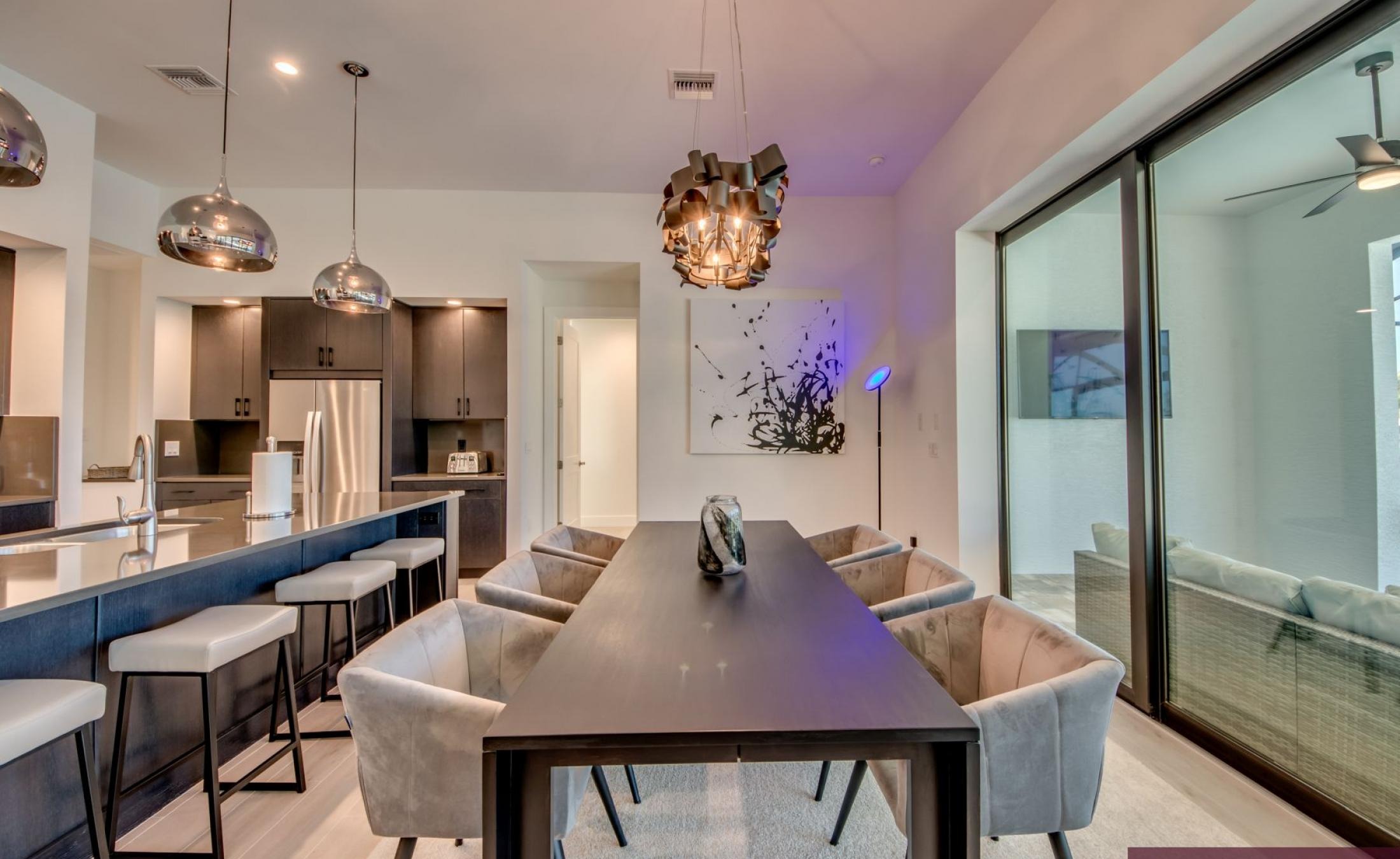 Sonniger Poolbereich mit Blick auf den Kanal und Bootsdock.