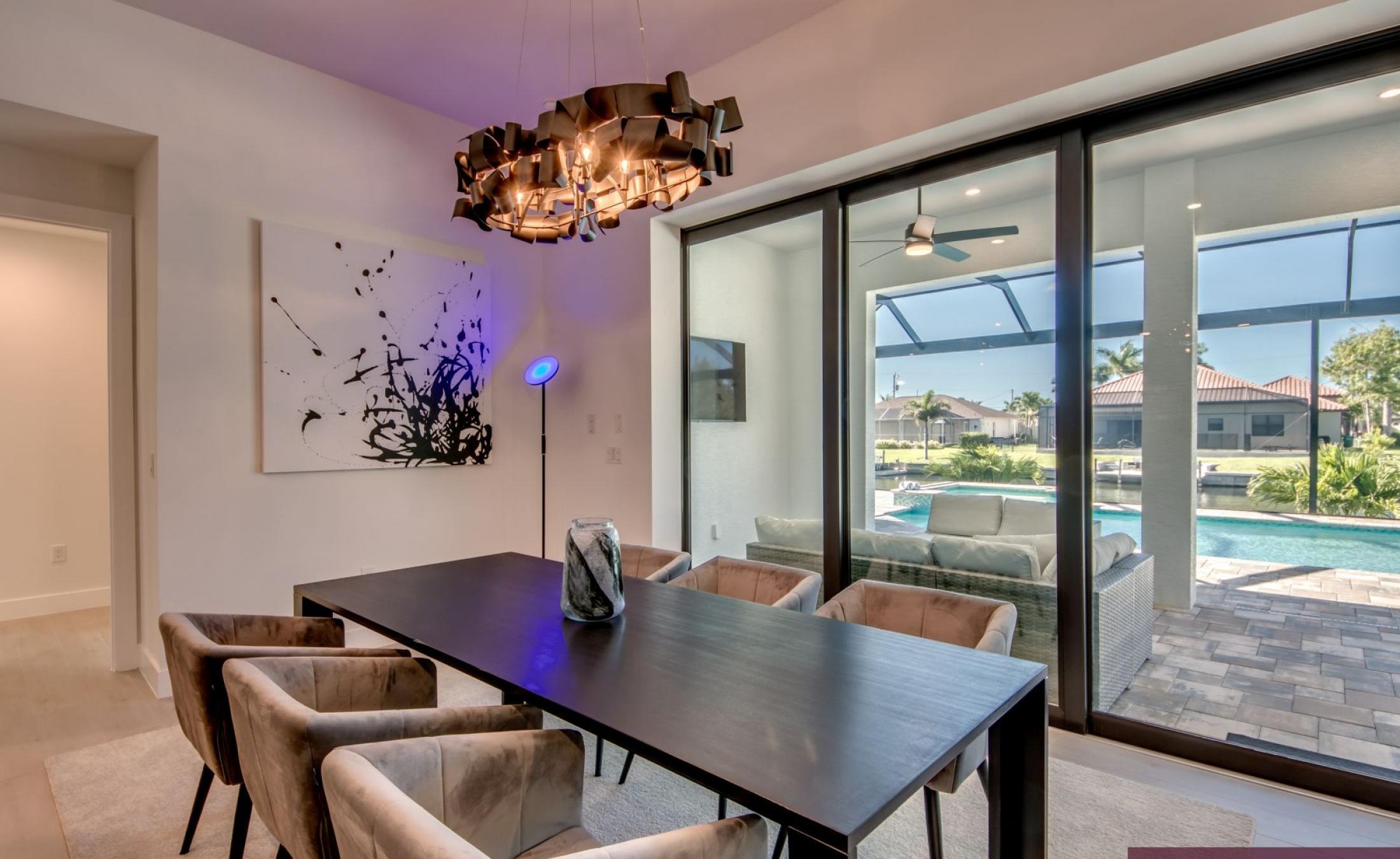 Sonnige Poolterrasse am Kanal mit Dock und Bootslift.