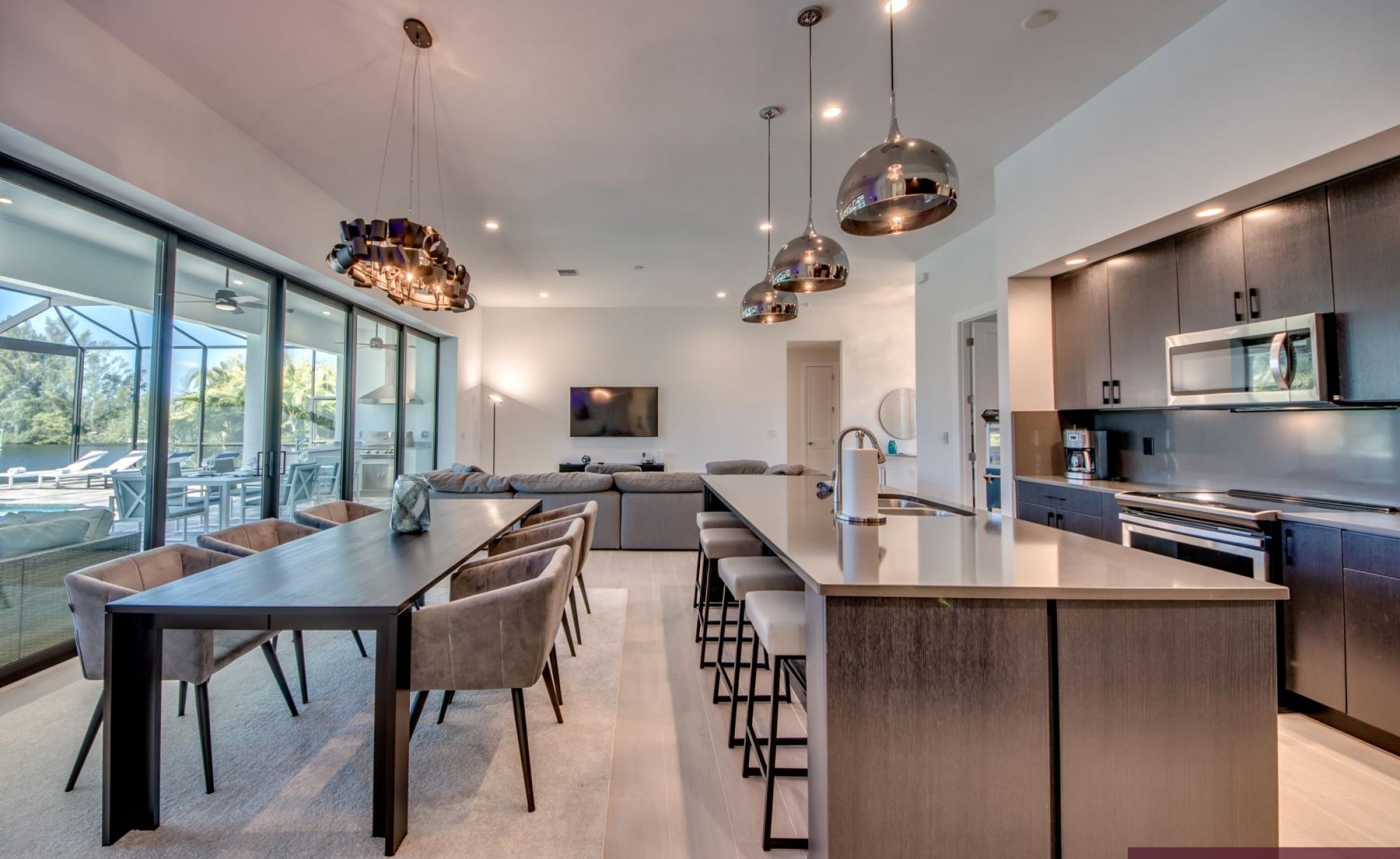 Sonnenterrasse am Kanal mit Pool, Spa und Bootsdock.