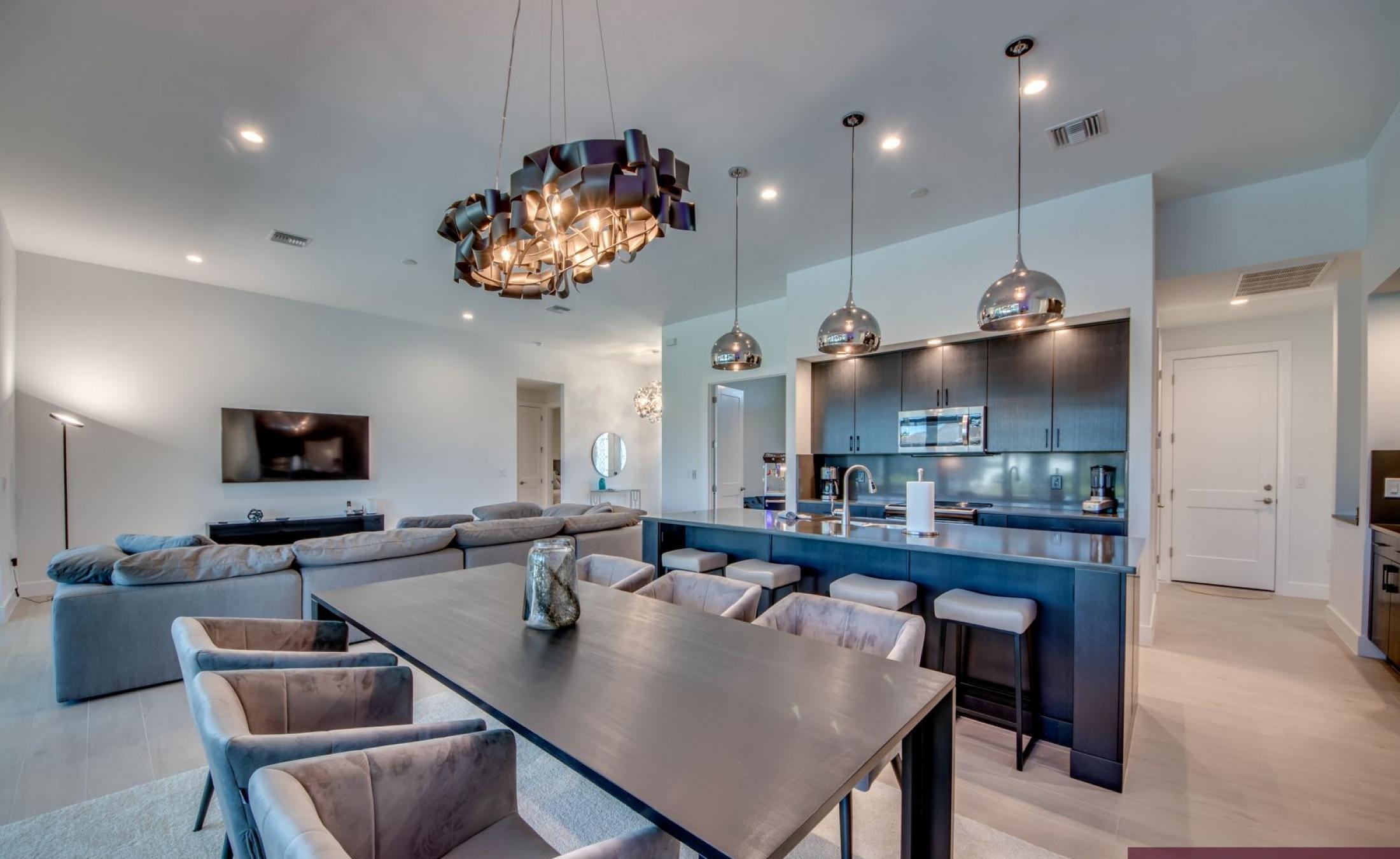 Sonniger Poolbereich mit Blick auf den Kanal und Bootsdock.