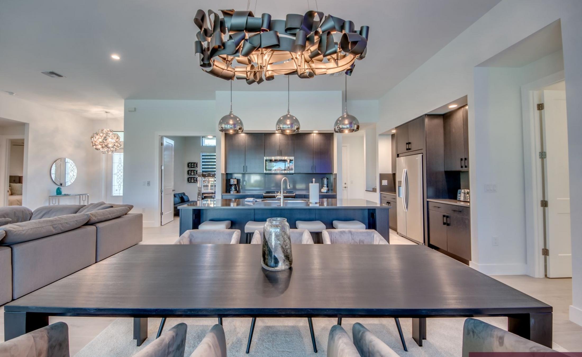 Sitzbereich am Pool mit Blick auf den Kanal und Bootsdock.