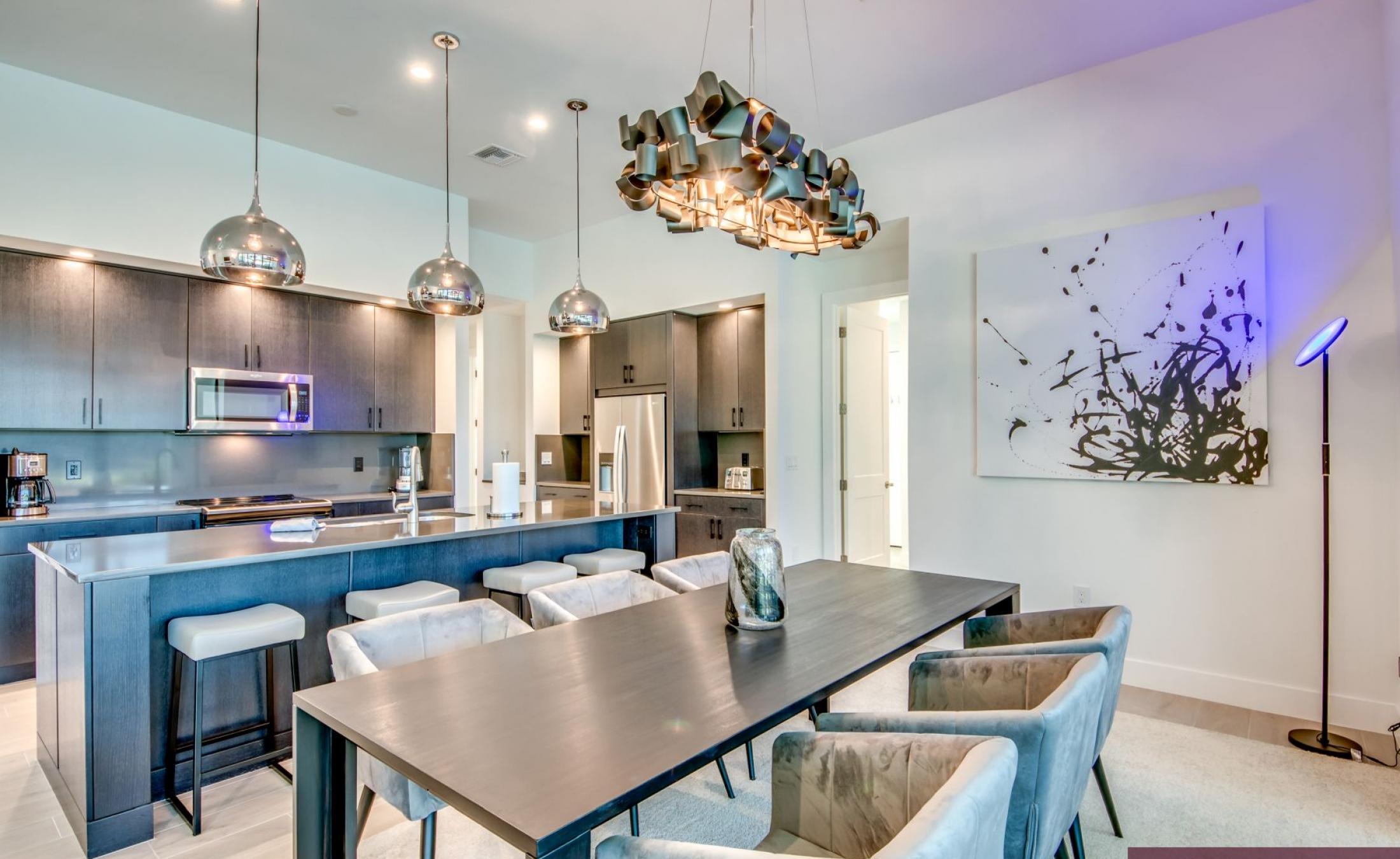 Blick auf den privaten Pool mit Sonnenliegen und Kanal im Hintergrund.