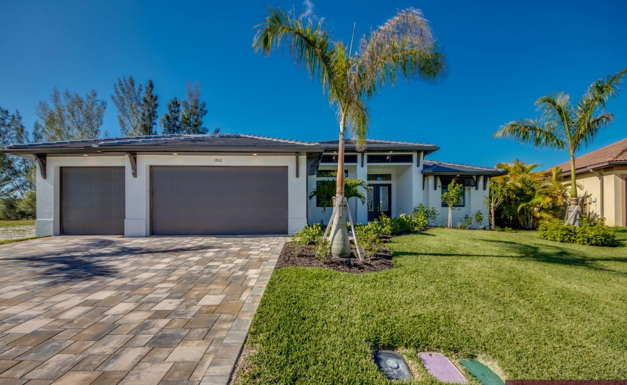 Moderne Villa am Kanal mit Pool, Spa und Bootsdock.