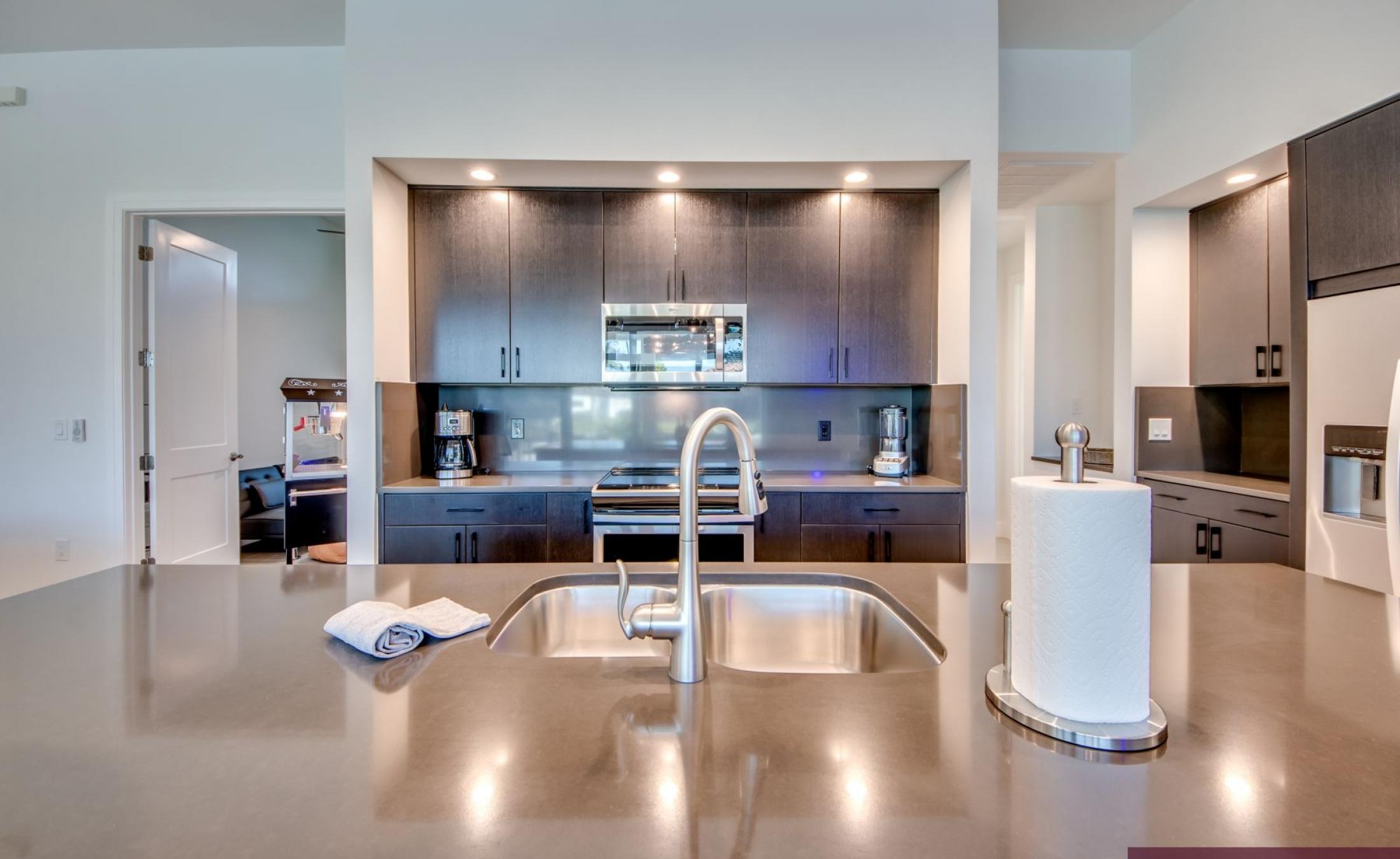 Sonnige Poolterrasse mit beheiztem Spa und Blick auf den Kanal.