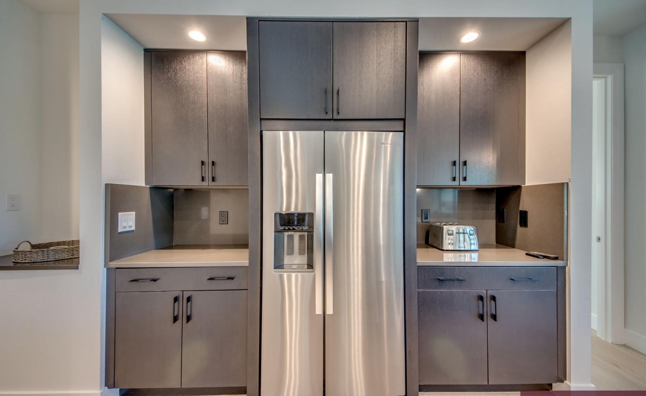 Sonniger Poolbereich mit Spa und Blick auf den Kanal.