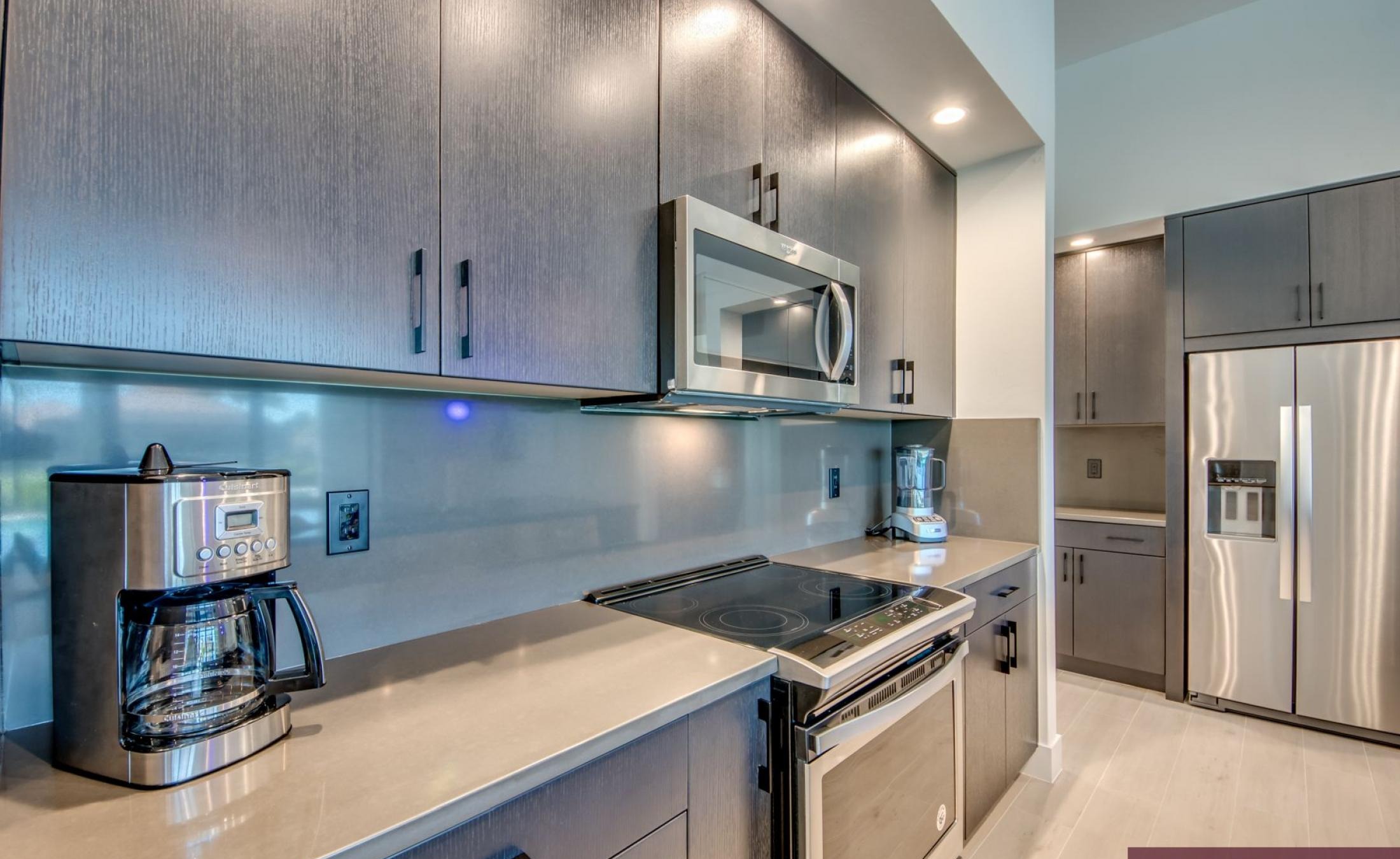 Sonnenterrasse am Kanal mit Pool, Spa und Bootsdock.