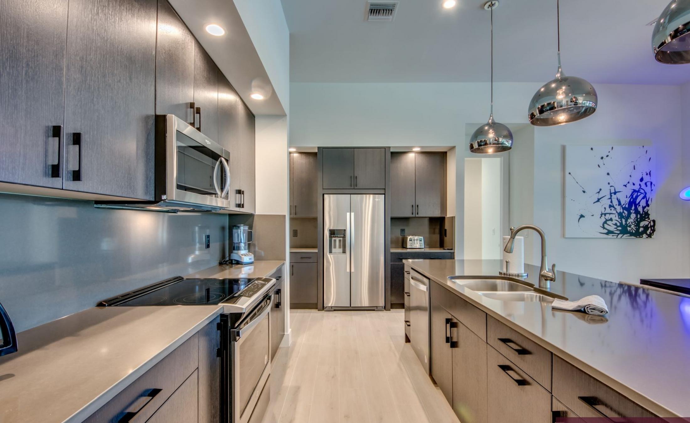 Sonnige Poolterrasse mit Blick auf den Kanal und privatem Bootsdock.