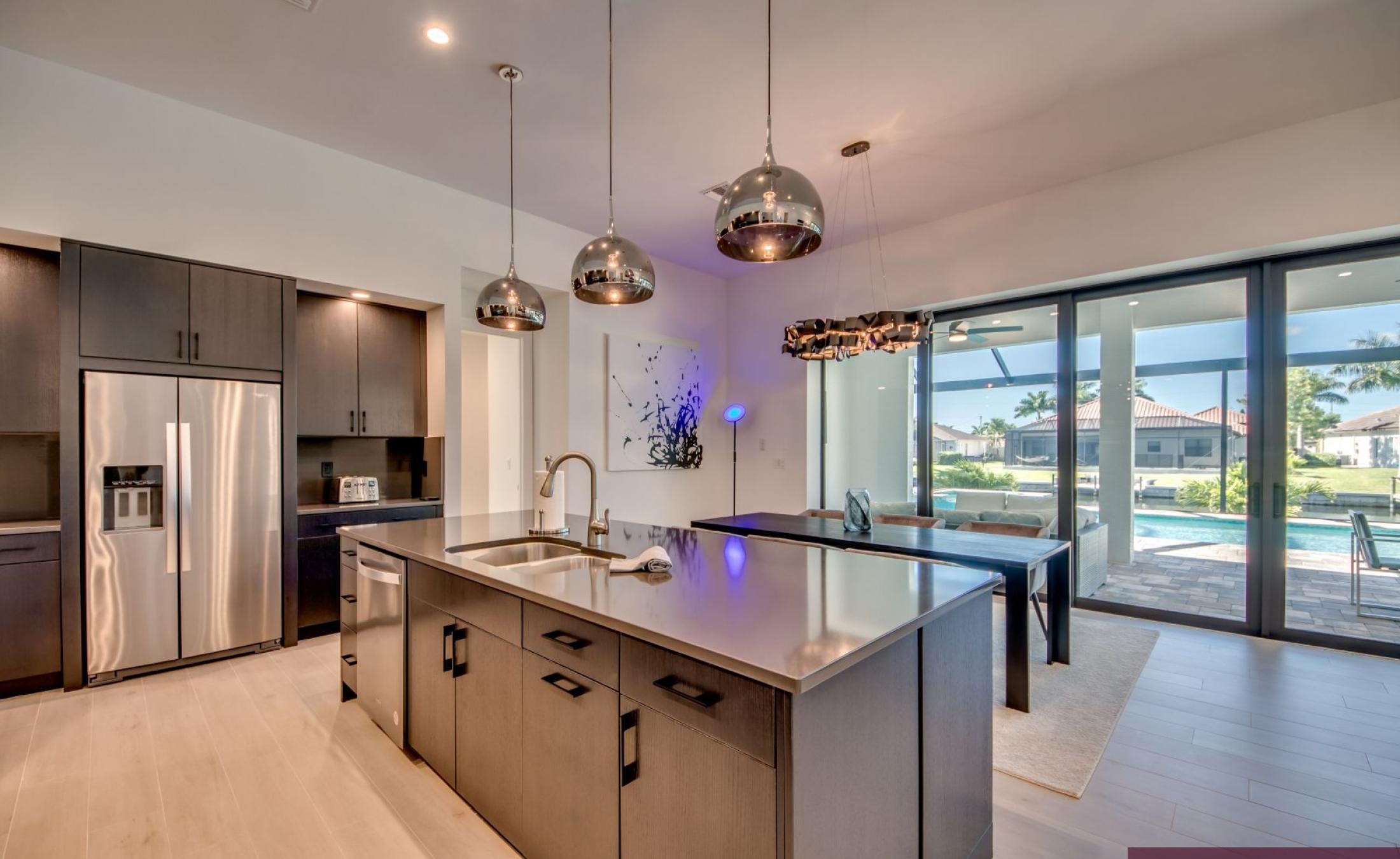 Privater Pool mit Blick auf den Kanal und Bootsdock.