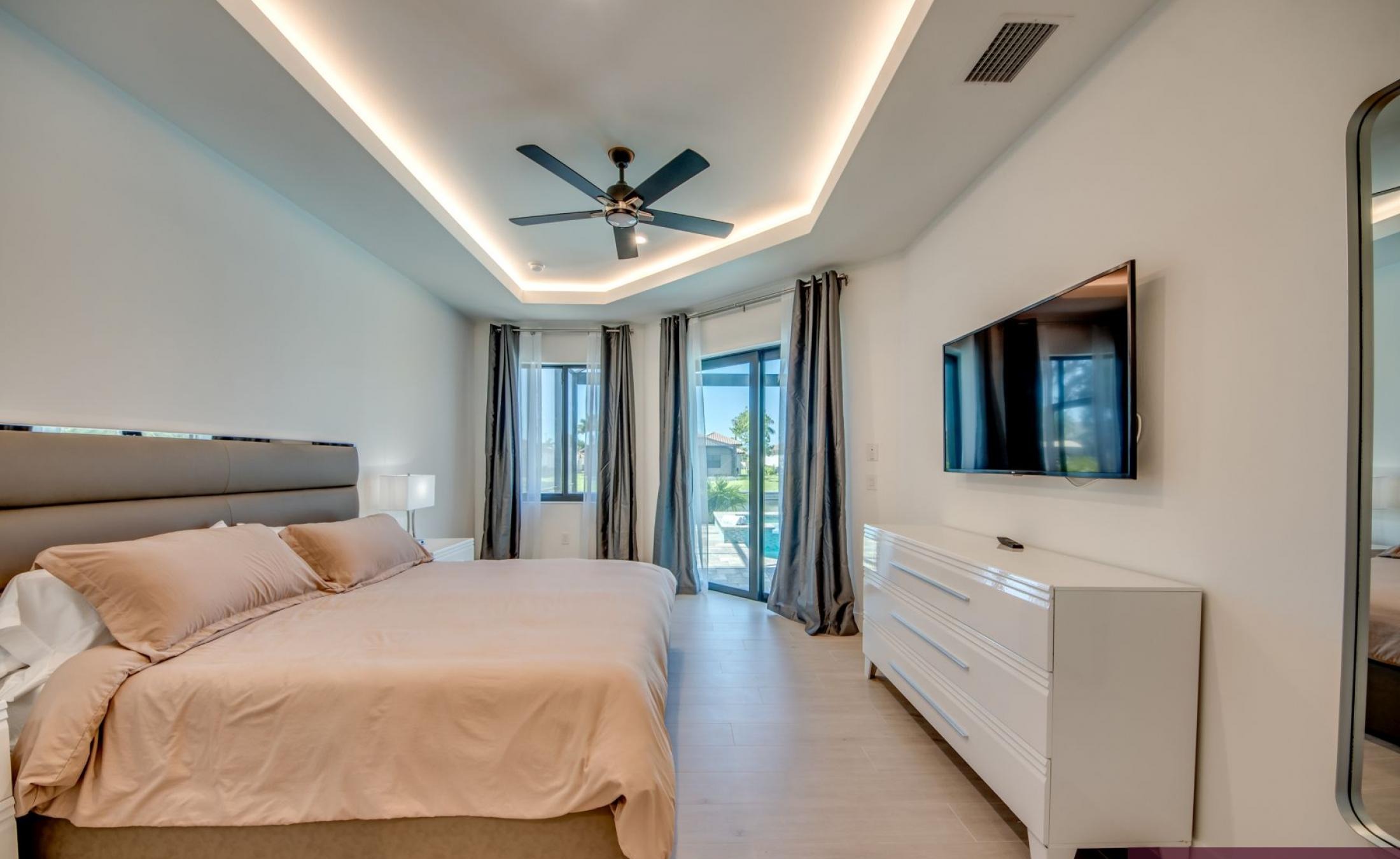 Blick auf den Kanal mit privatem Bootsdock und Bootslift.