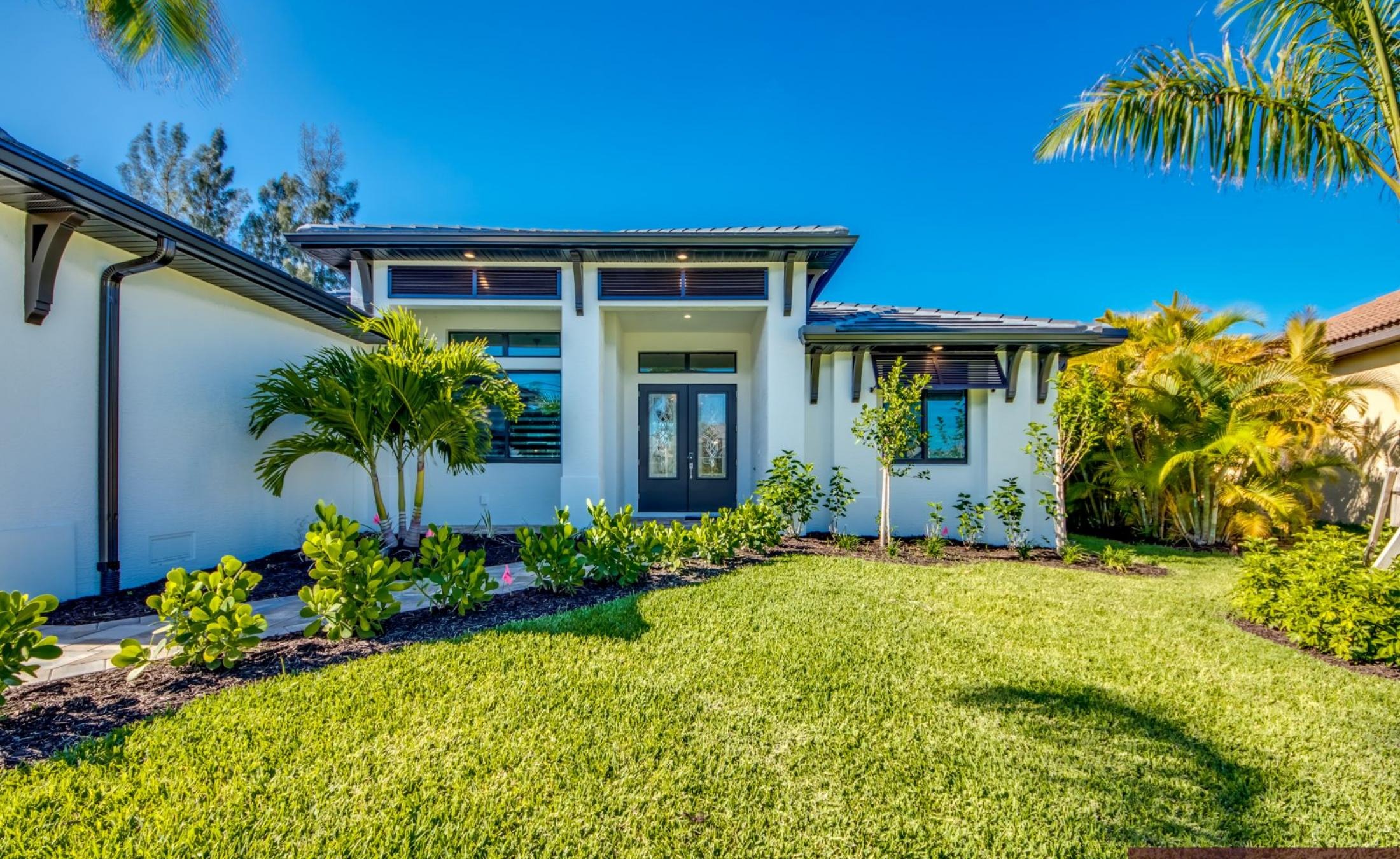 Außenansicht der Villa am Kanal mit Pool, Spa und Bootsdock.