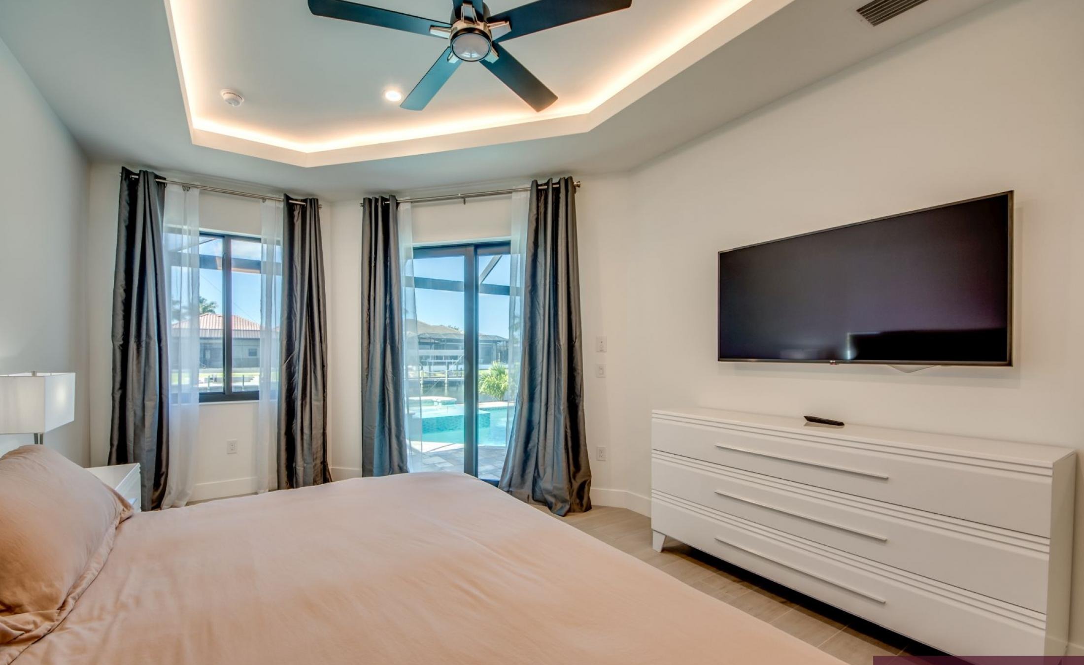 Südlich ausgerichteter Poolbereich mit Spa und Blick auf den Kanal.