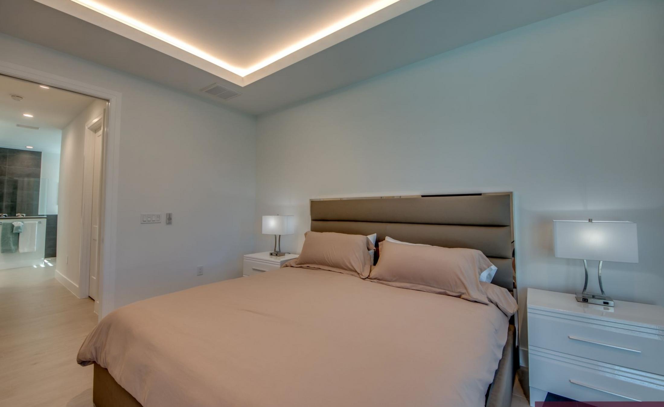 Sonnige Poolterrasse mit Blick auf den Kanal und Bootsdock.